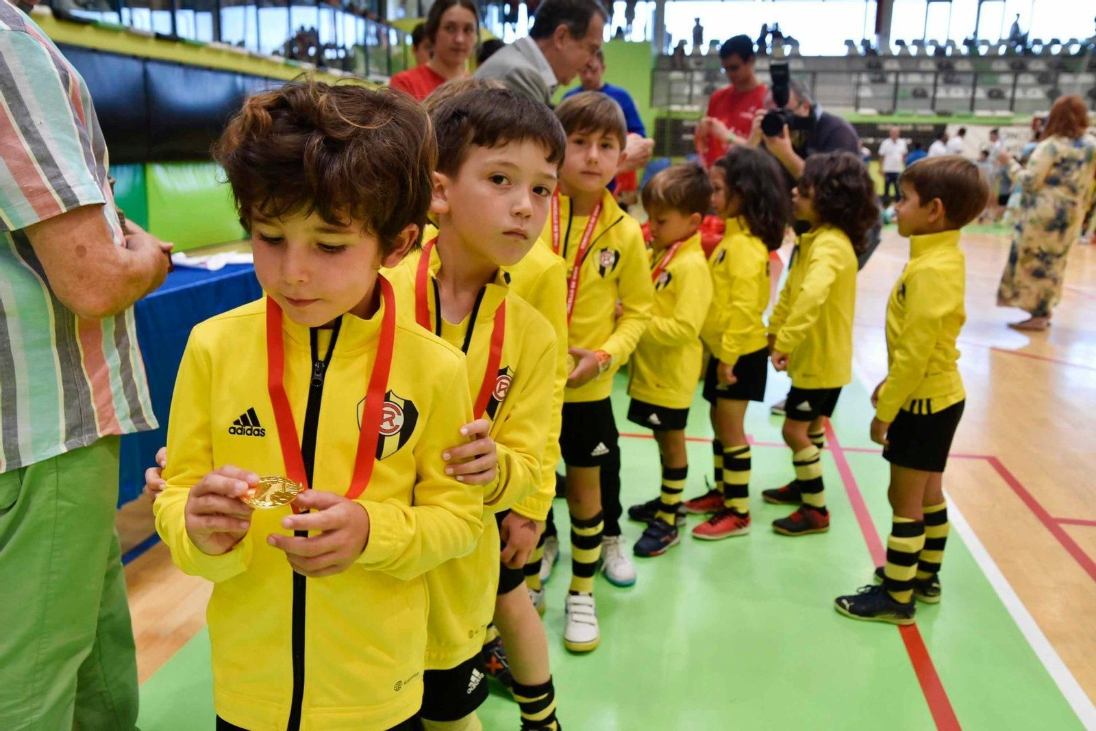 Los pequeños con su medalla.