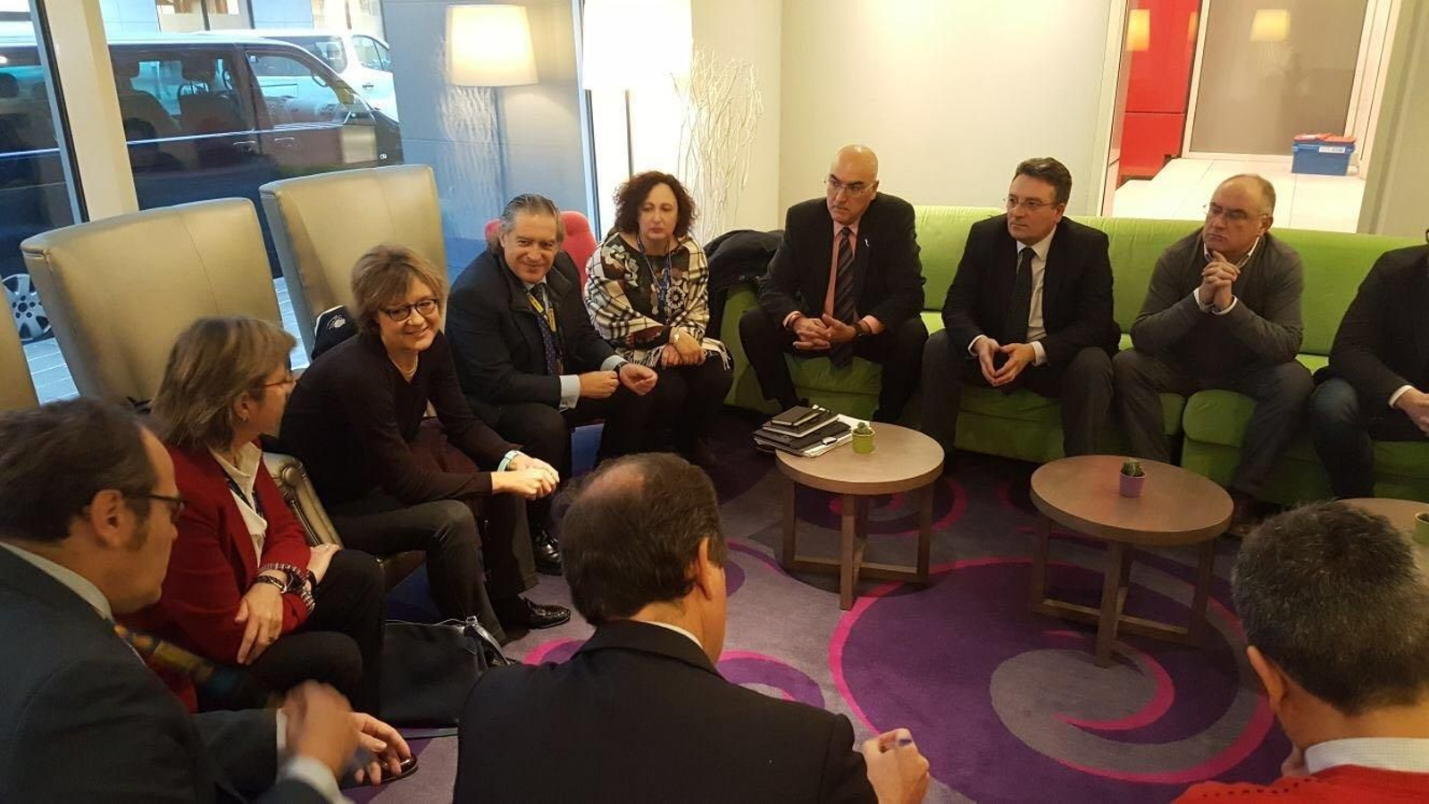 La ministra, el secretario general de Pesca y la conselleira do Mar ayer en Bruselas con representantes del sector pesquero