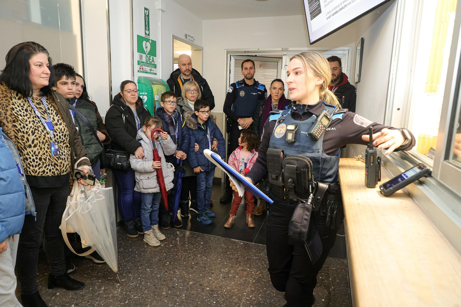 Galería | Niños y mayores descubren el trabajo de la Policía Local de Vigo