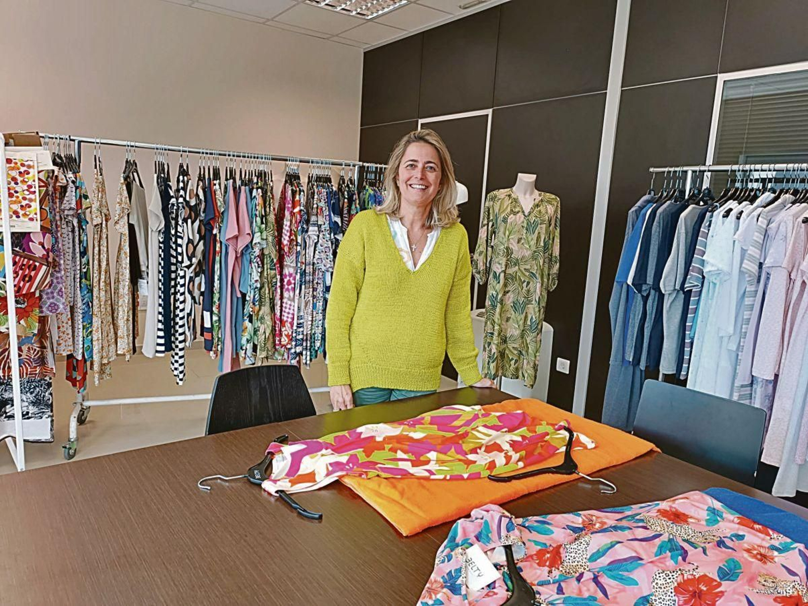 Raquel Pérez, en su taller de confección en Vigo.