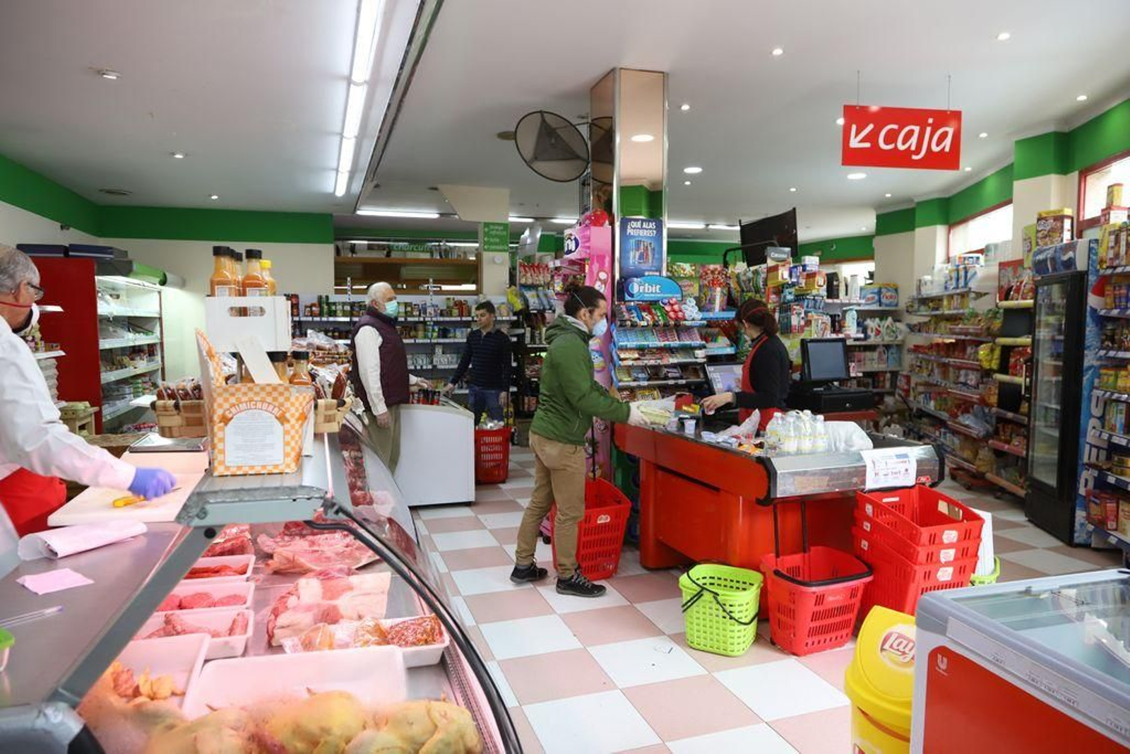 Las grandes colas en los supermercados protagonizan la nueva rutina del día a día, sin embargo este hecho no se produce de la misma magnitud en las tiendas de proximidad y se presentan como una opción para evitar aglomeraciones.