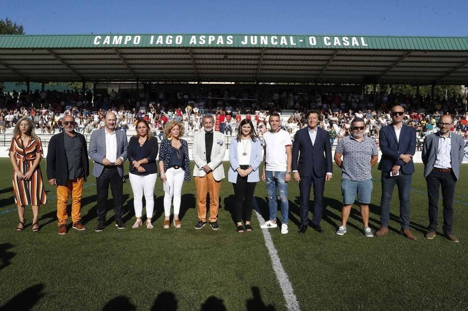 Las autoridades acompañan a Iago Aspas delante de una tribuna que se llenó para acompañar a la estrella del Celta en una tarde memorable para el pueblo y para su familia.