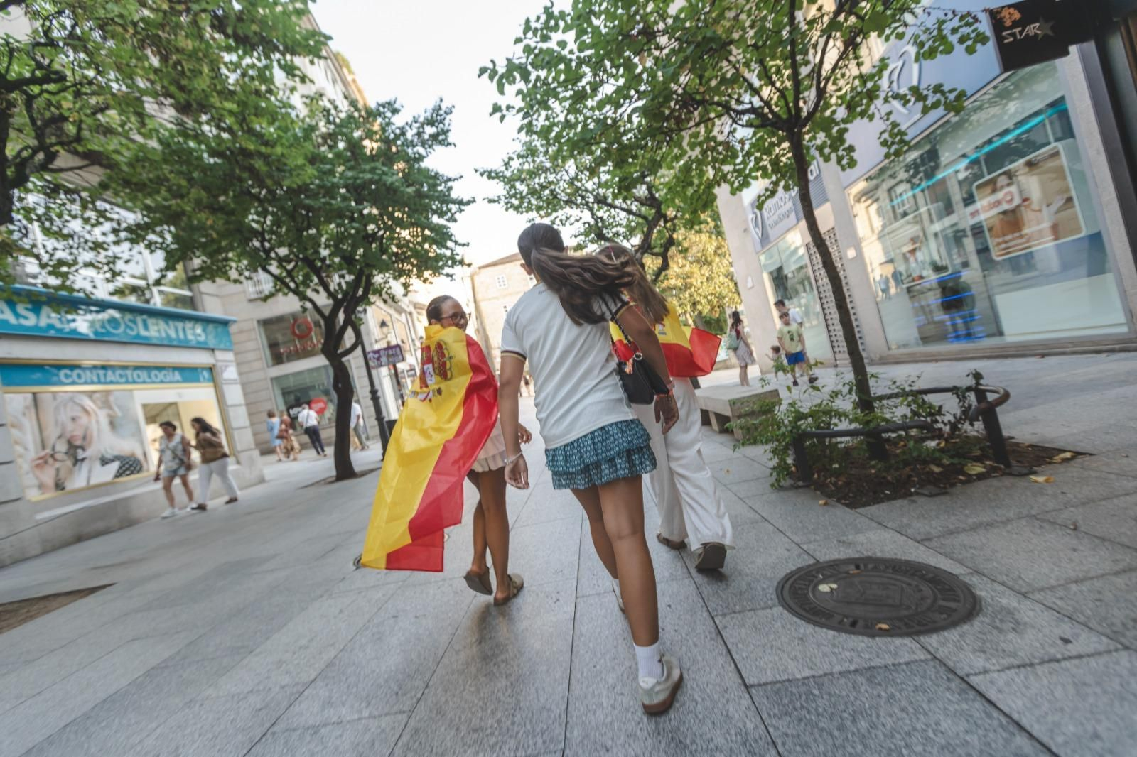 Galería | Camisetas, banderas y las calles de Ourense llenas de emoción por ver a España jugar los cuartos de final, en fotos