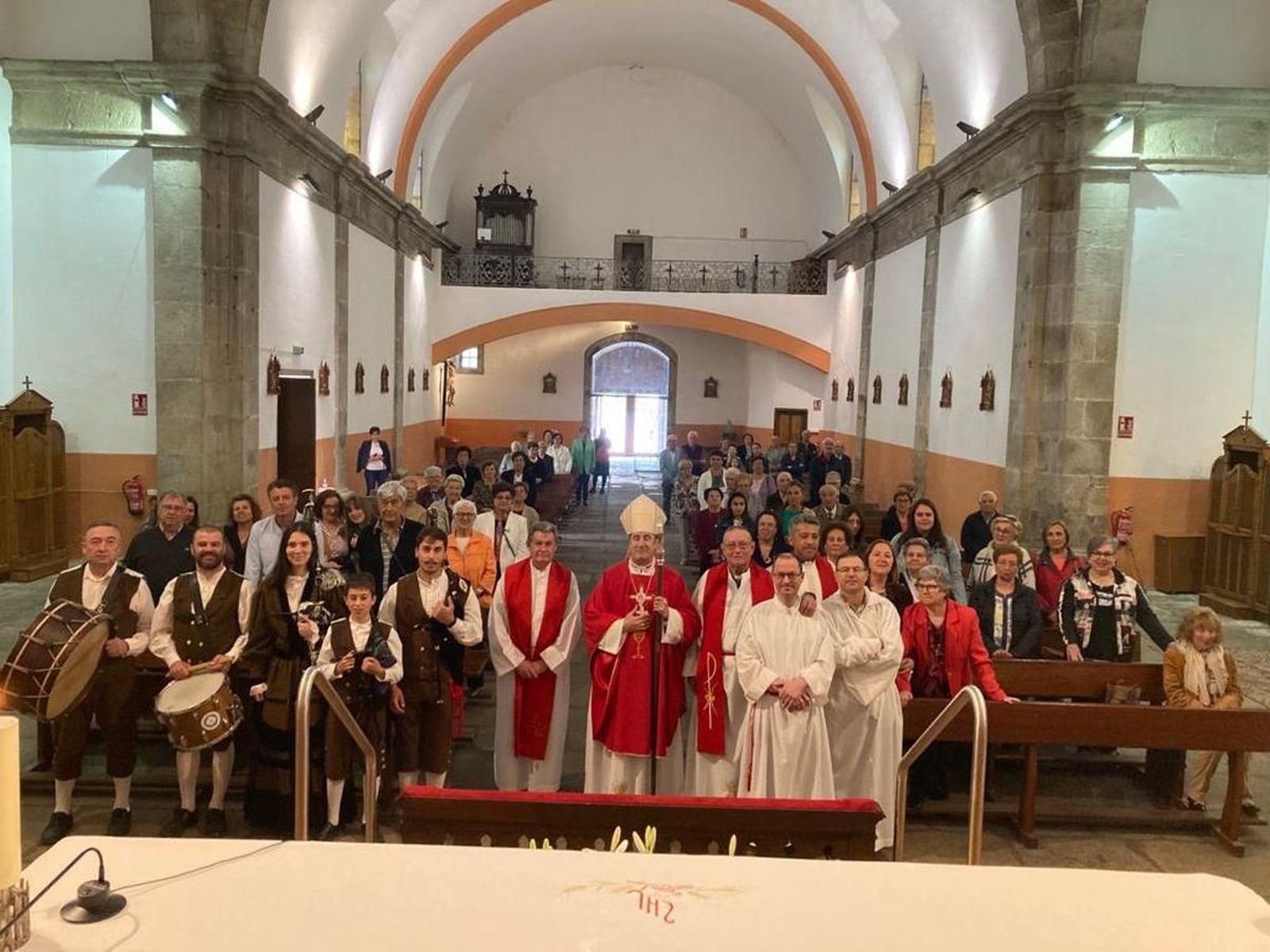 El obispo de Astorga, Jesús Fernández, en la iglesia de Trives.