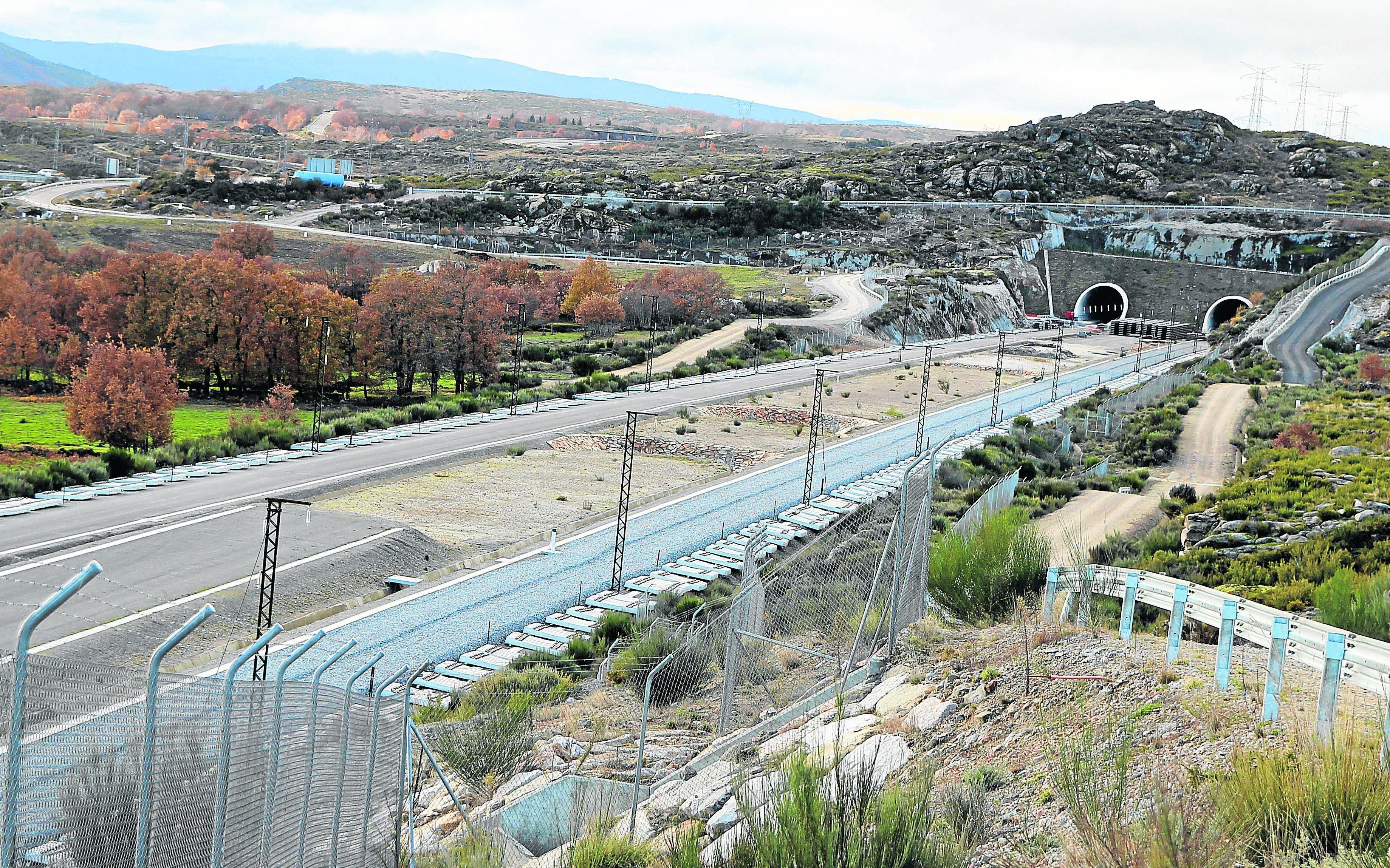 En la boca Este de los túneles de O Cañizo faltan todavía balasto, traviesas y trabajos de electrificación. Es uno de los puntos más atrasados