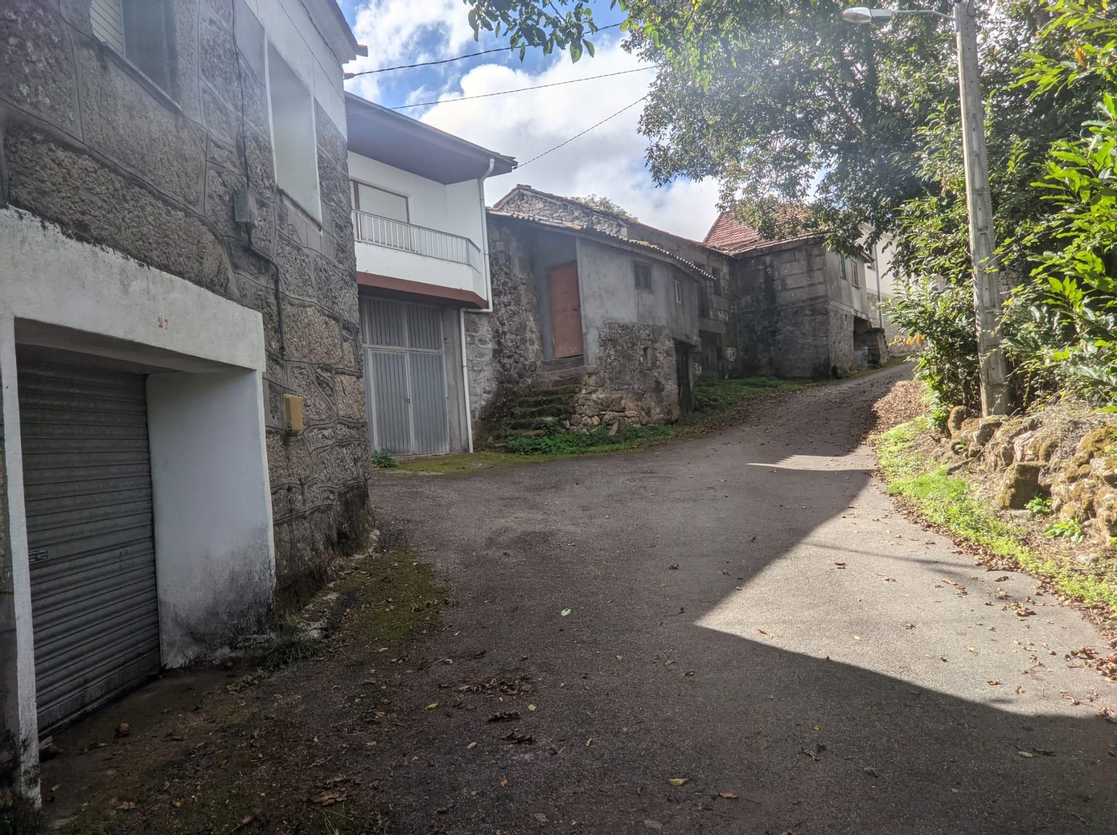 Grupo de viviendas en Os Blancos, donde una treintena estarían en condiciones de alquilar.