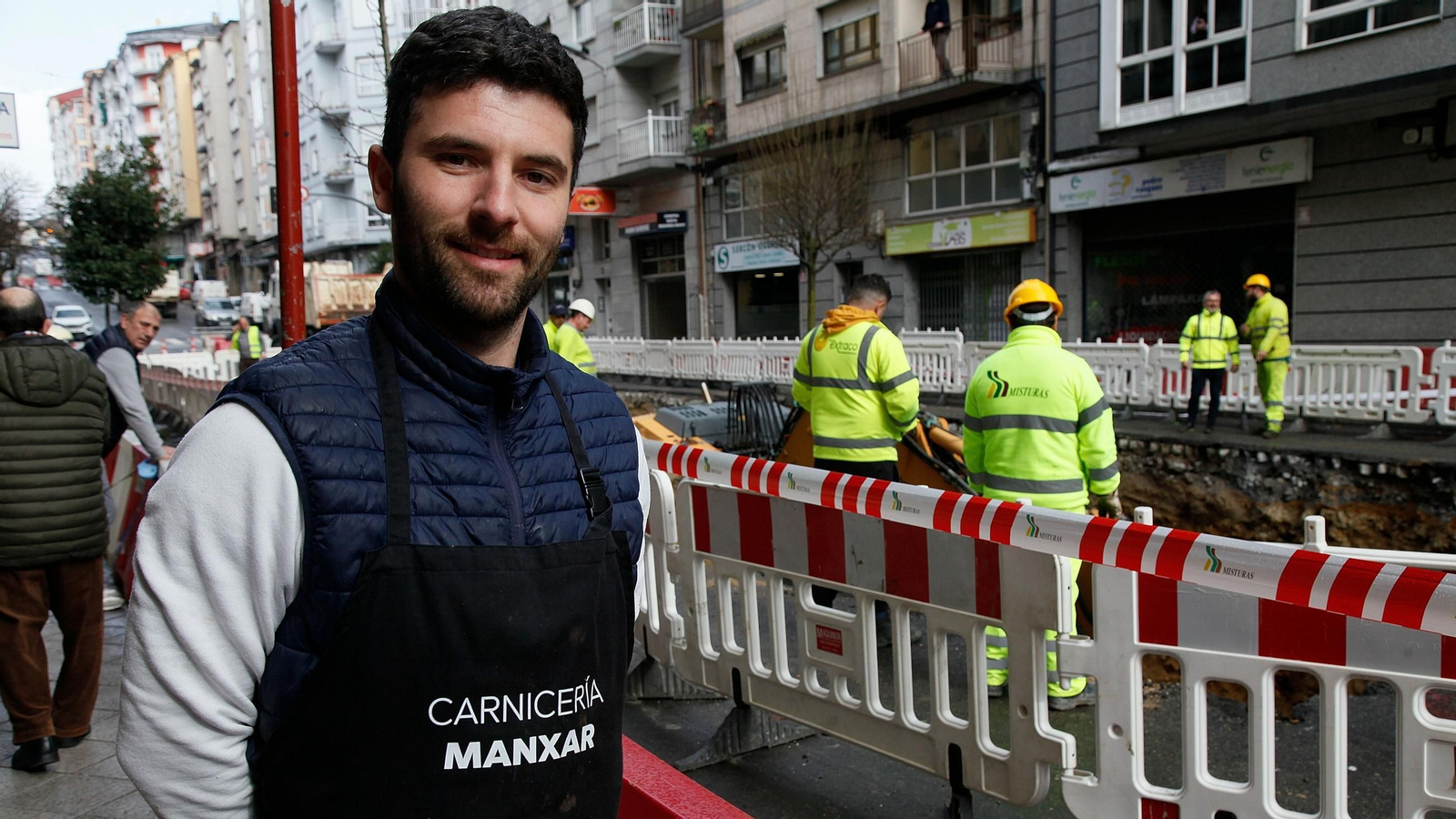 Sergio, trabajador de la Carnicería Manxar que se ubica justo enfrente del agujero.