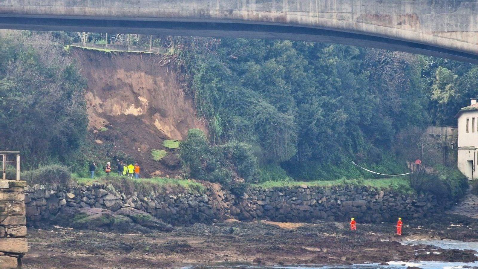 Dispositivo desplegado en la zona del derrumbe entre Bouzas y Alcabre.