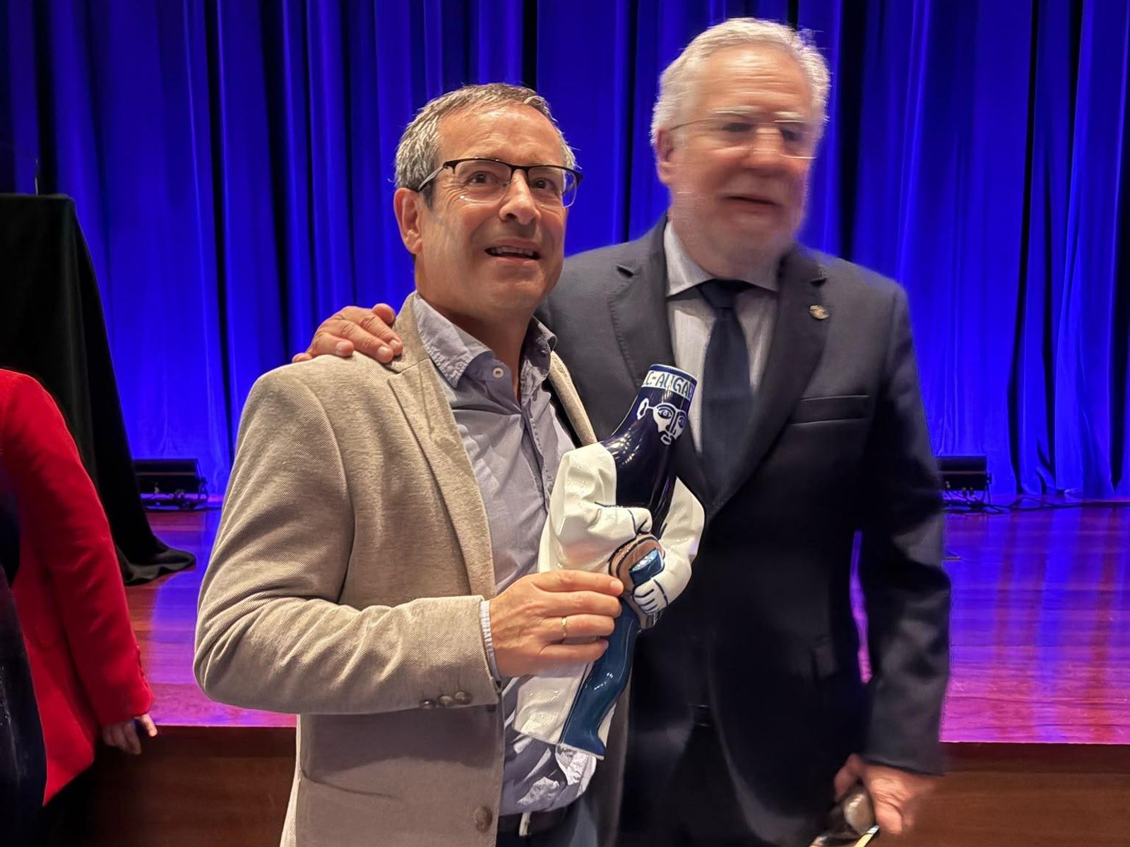 El ourensano Antonio Salas Ellacuriaga junto a Santalices tras recibir su premio.