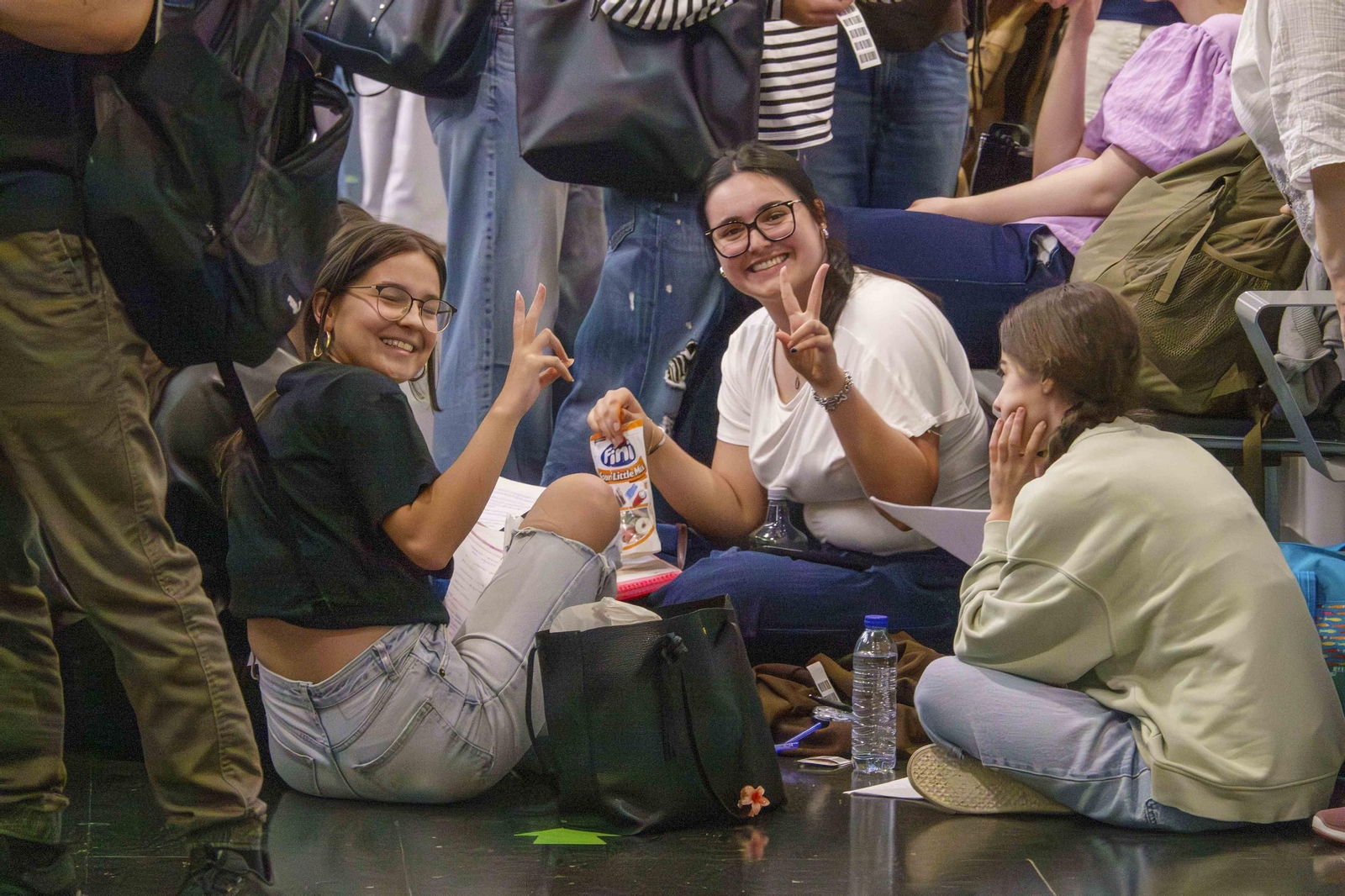 Tres jóvenes descansan contentas tras el primer examen de ayer en Industriales.