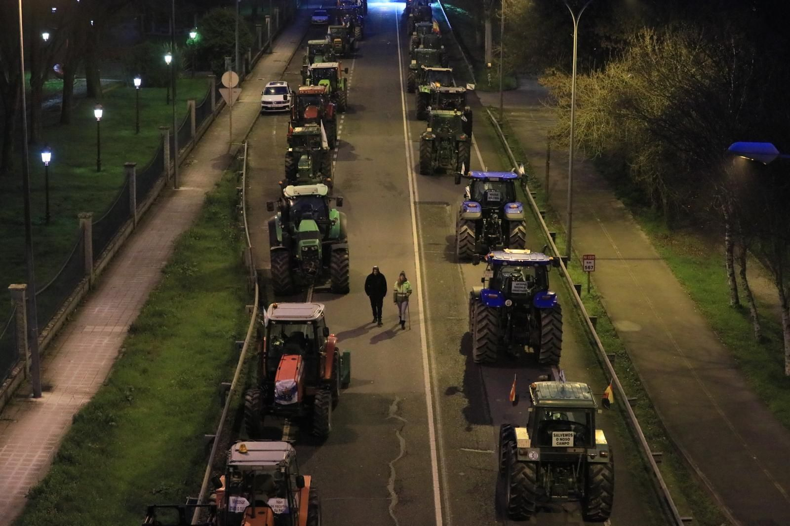 Galería | Largas hileras de tractores bloquean la N-120 en Ourense, en el cuarto fin de semana de protestas