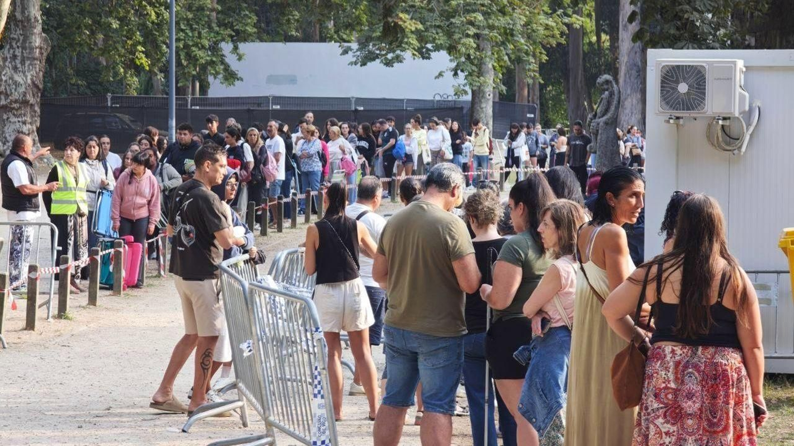 Colas para conseguir entrada para el concierto de Abraham Mateo.