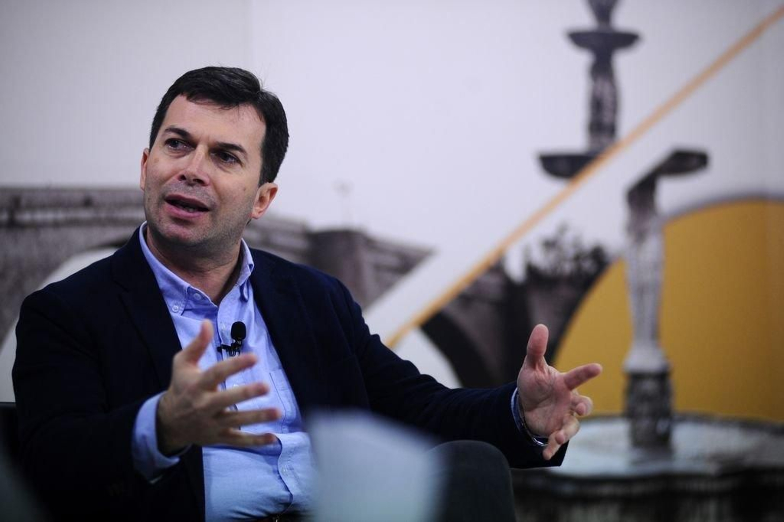 Gonzalo Caballero, secretario xeral del PSdeG y candidato a la Xunta, el jueves en el plató de Telemiño. 
Fotos Martiño Pinal