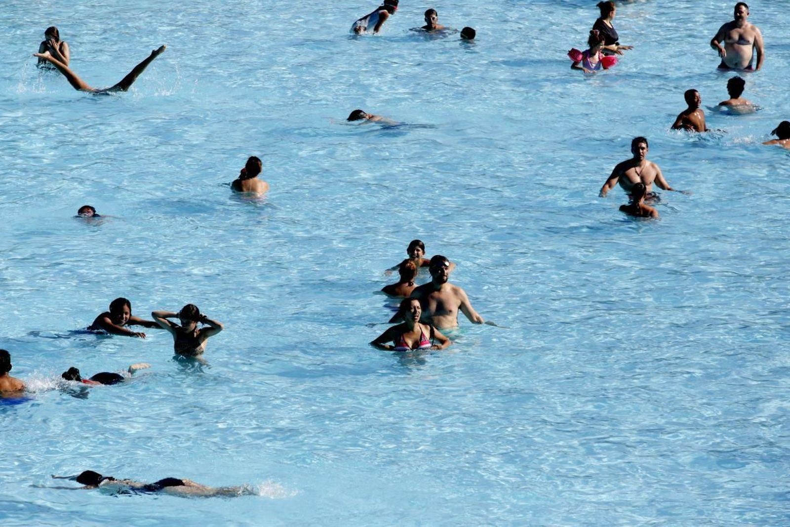Bañistas en las piscinas de Oira este fin de semana.