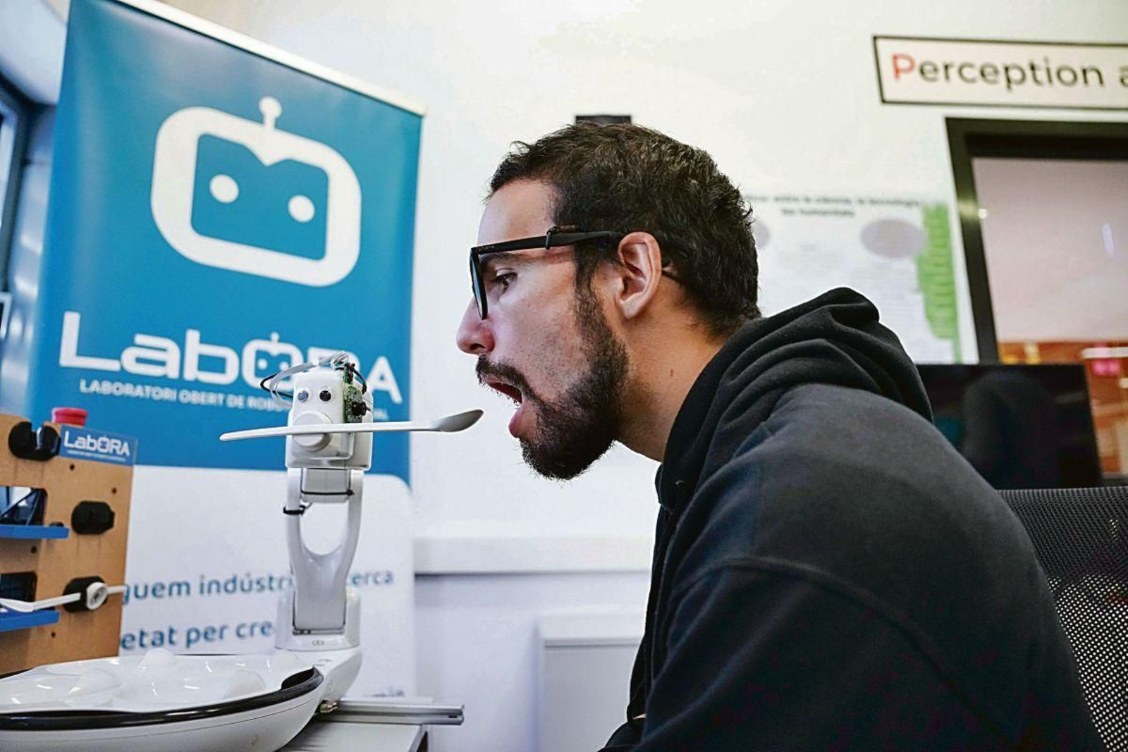 El robot Ñam está diseñado para ayudar a comer a personas dependientes.