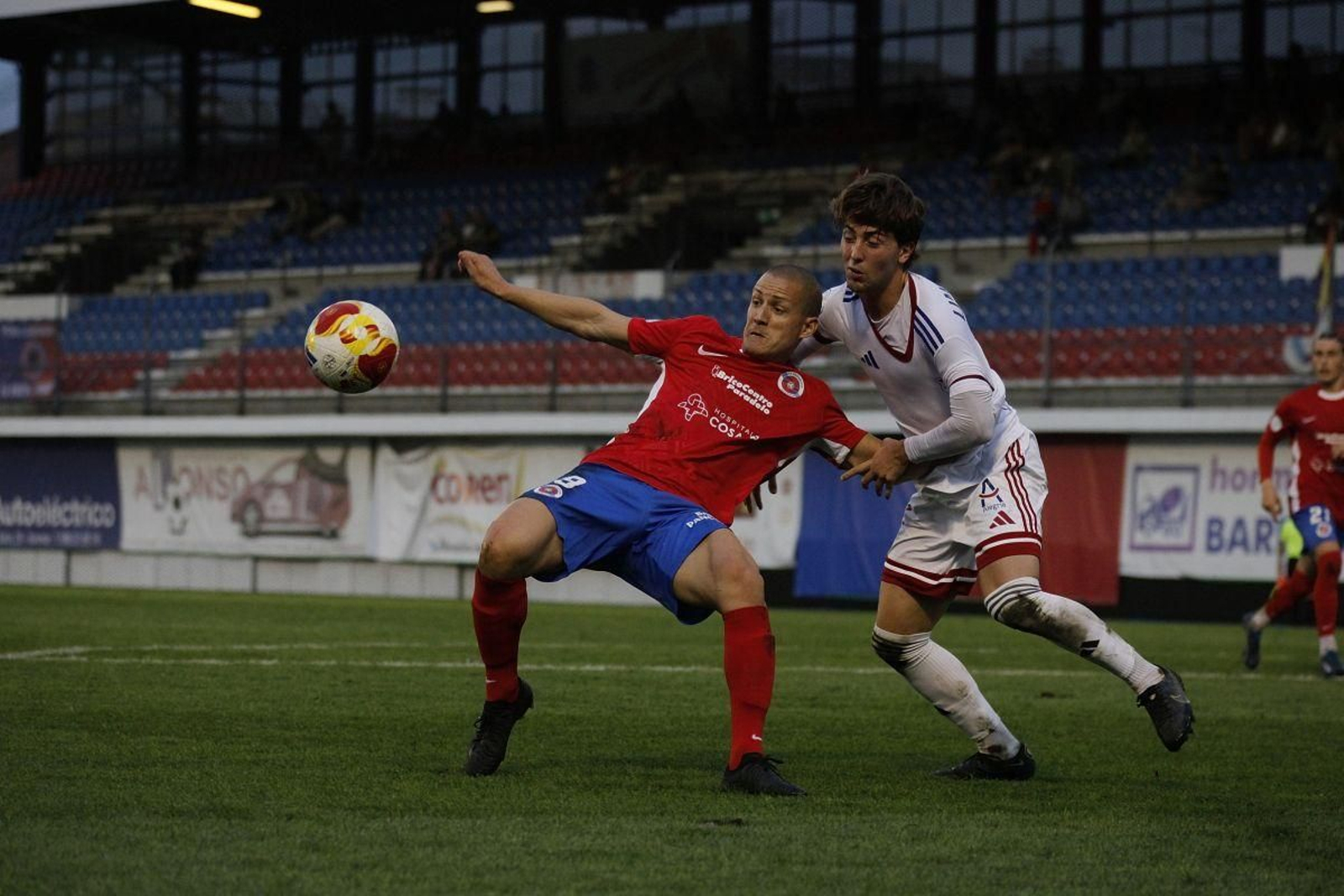 Rufo Familiar, delantero de la UD Ourense, intenta controlar el balón.