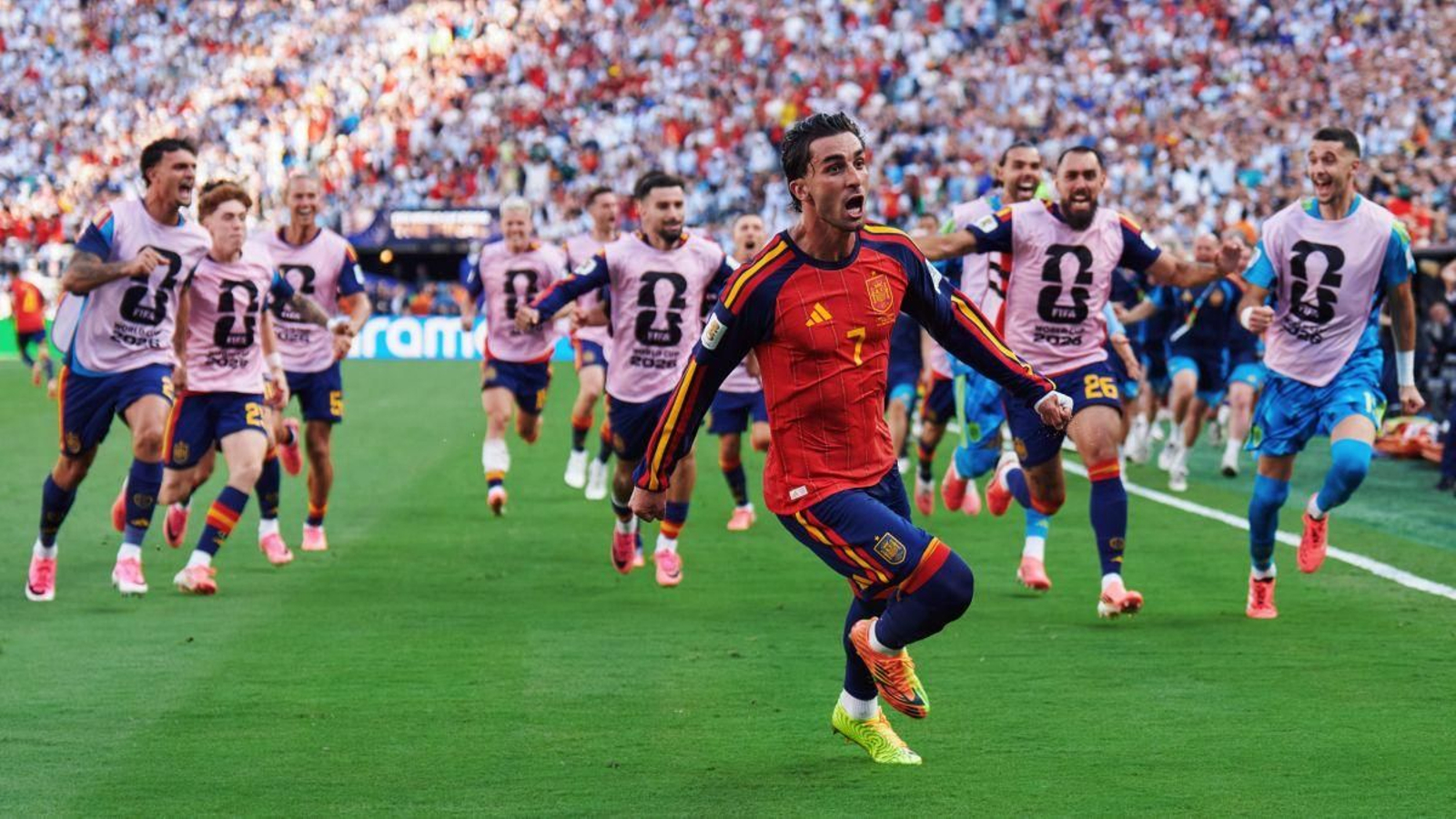 Ferran Torres celebra el gol que vale un Mundial con sus compañeros corriendo a su espalda.