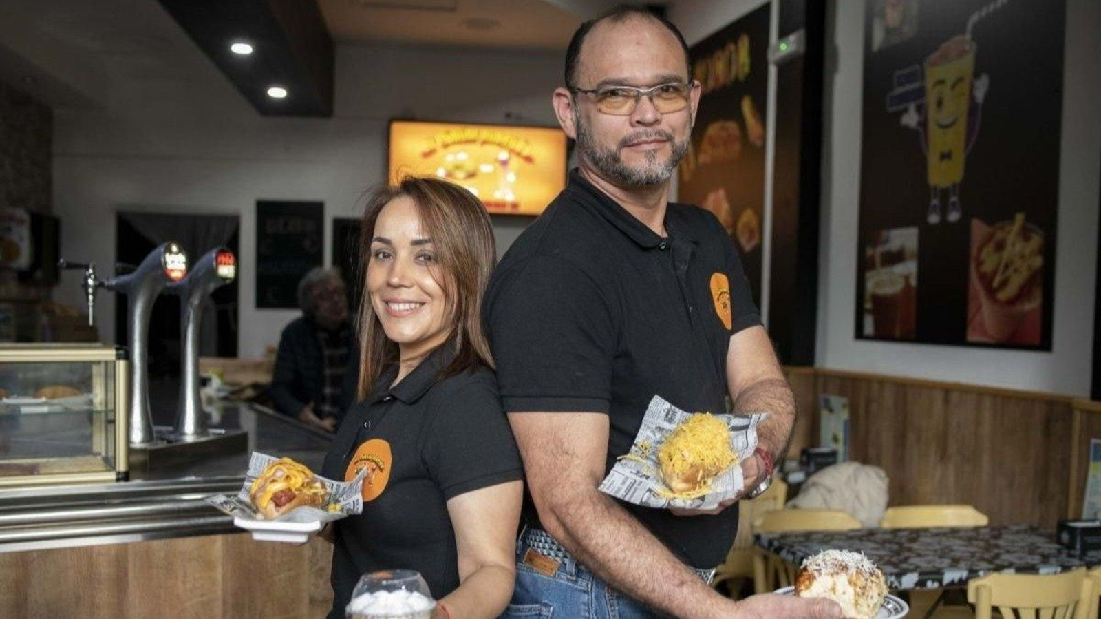 Scindia y Marcos, en El Chaval Burguer con alguna de sus sabrosas propuestas (foto: Xesús Fariñas)