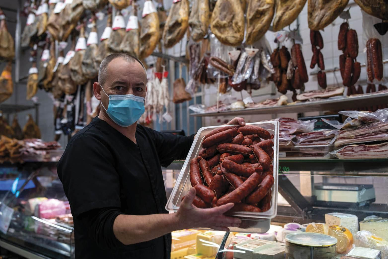 Jamonería Martínez expone sus chorizos, uno de los productos más demandados en el magosto. (FOTO: ÓSCAR PINAL)