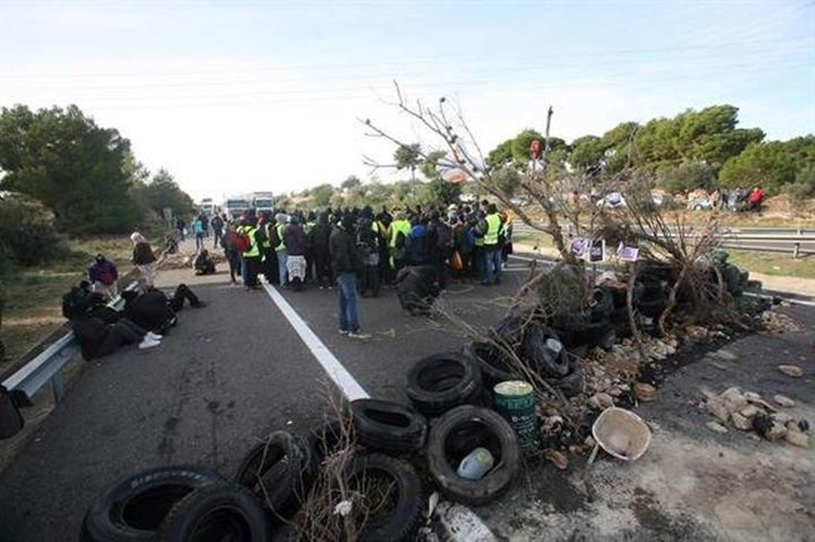 El corte de tráfico organizado por los Comités de Defensa de la República  en la AP-7 a su paso por L'Ampolla (Tarragona) ha dejado bloqueados durante horas a camiones y autocares y ha provocado varios kilómetros de retenciones, así como momentos de tensión entre conductores e independentistas.