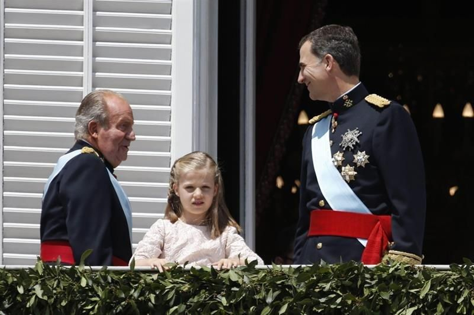 El Rey Felipe VI, junto a Don Juan Carlos y la Princesa de Asturiasa, en el balcón central del Palacio Real