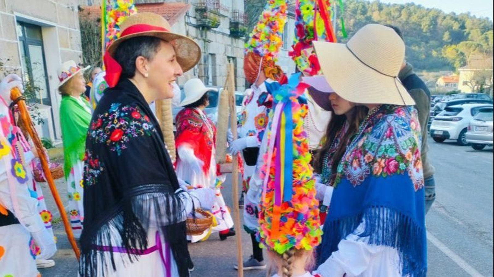 Algunos de los vistosos tocados del Entroido de Barbadás.