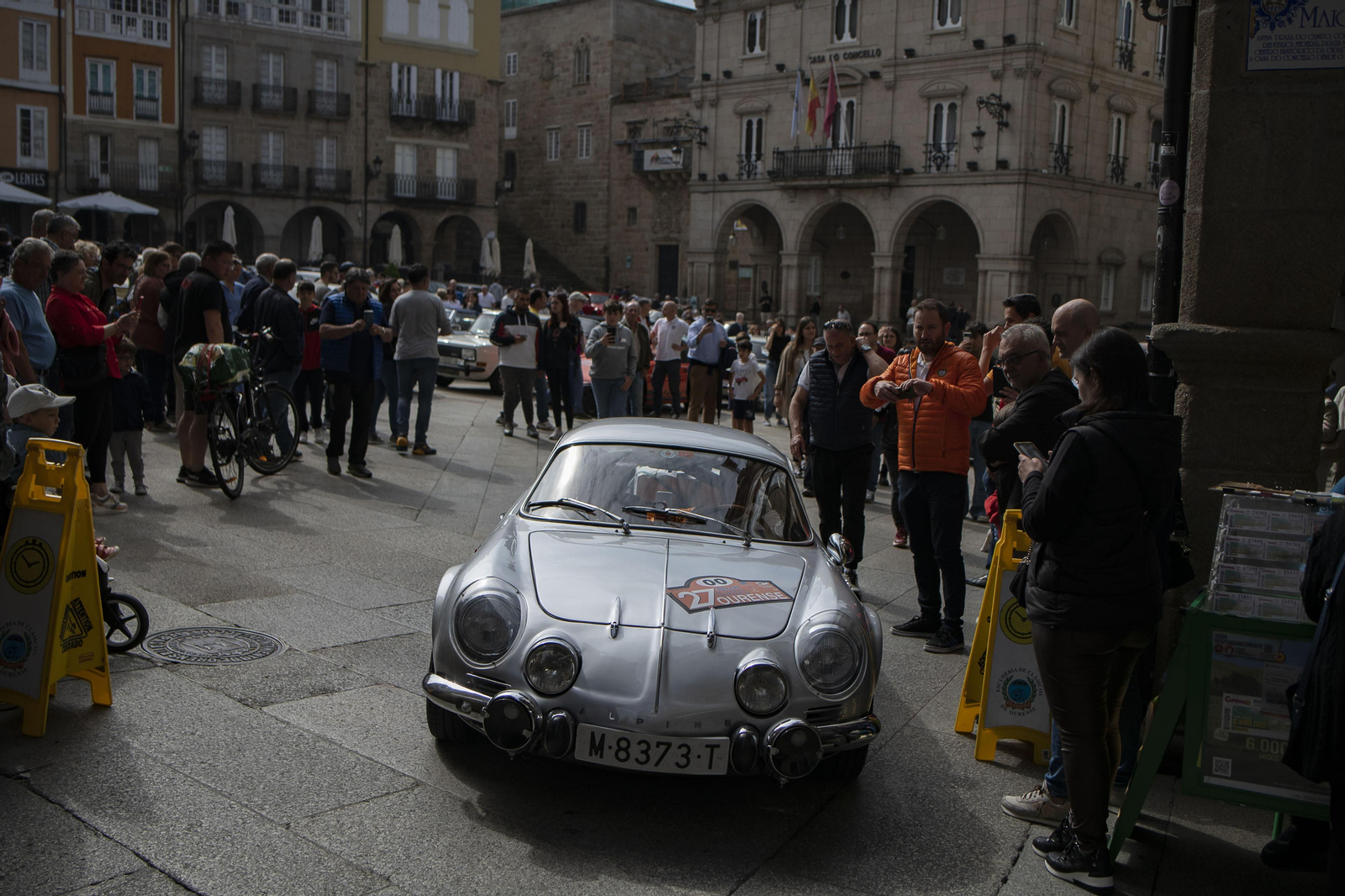 Coche de rally antiguo saliendo de la calle del paseo de Ourense