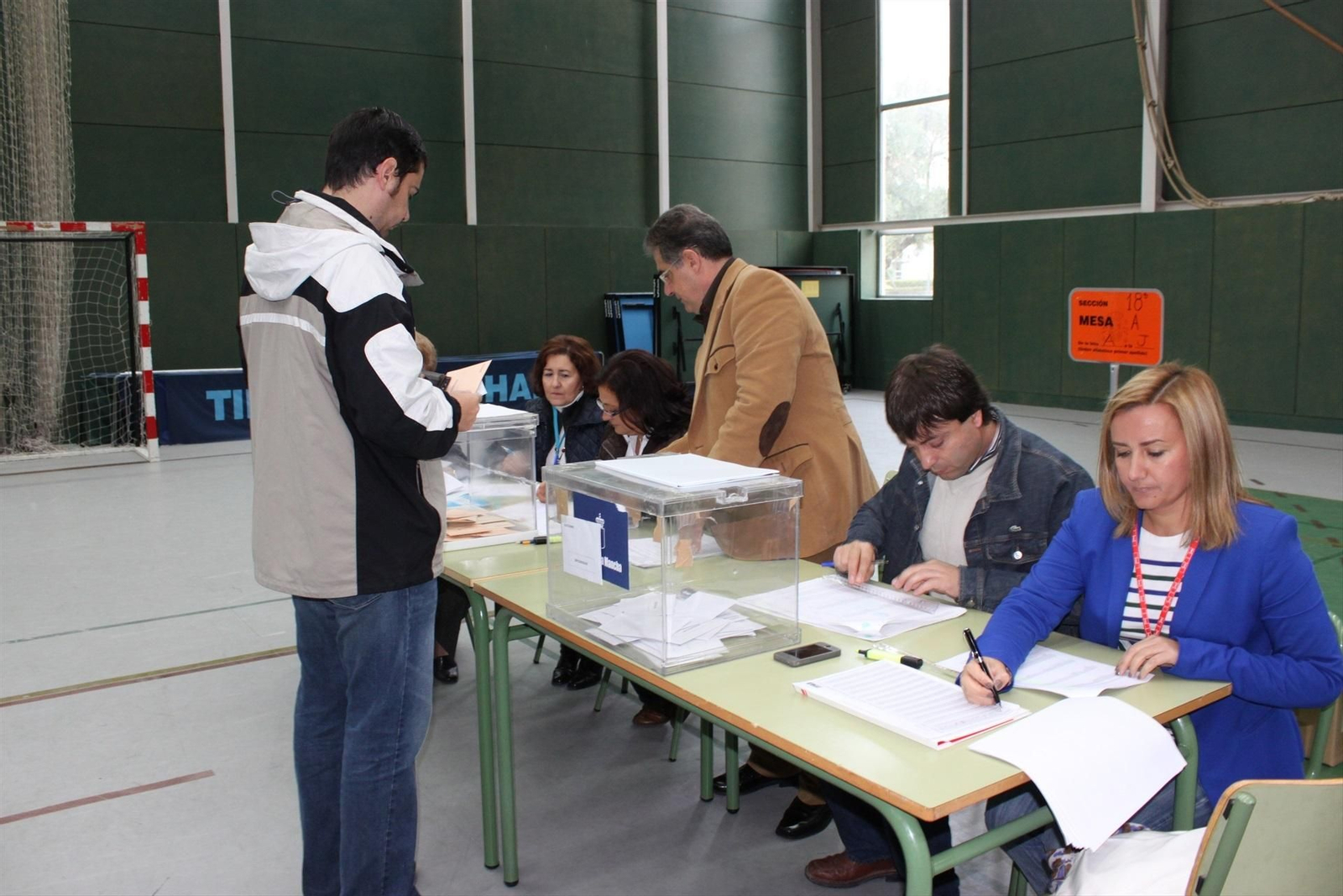 Una persona votando en una mesa electoral en Cádiz
