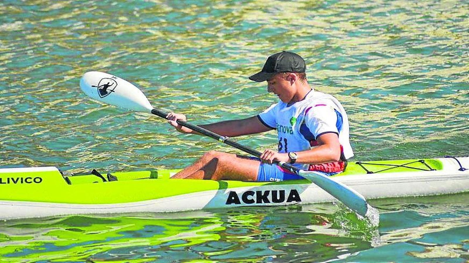 Julio Lago remando desde su piragua