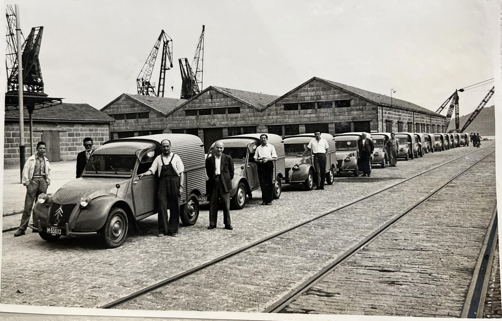 Los primeros 2CV que se fabricaron en Vigo en la antigua Citroën Hispania.