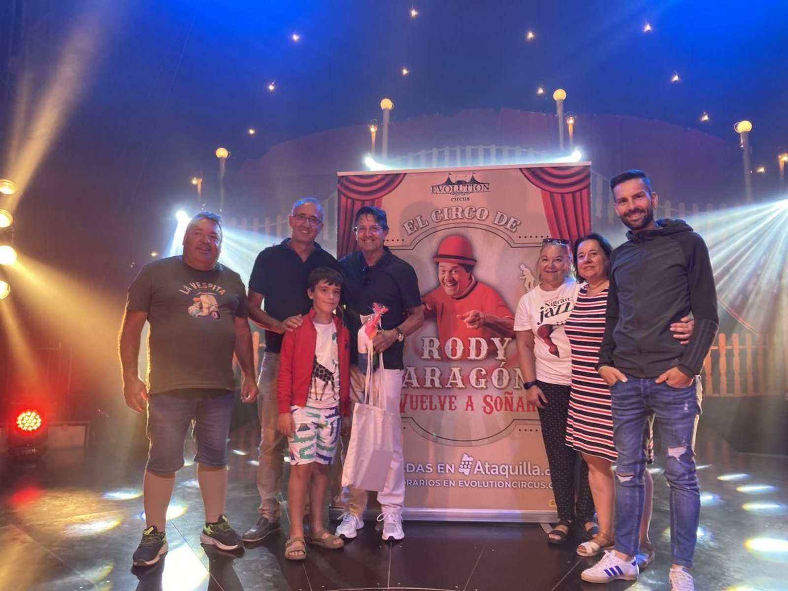 Rody, con su circo en Nigrán, acompañado de corporativos de Nigrán.