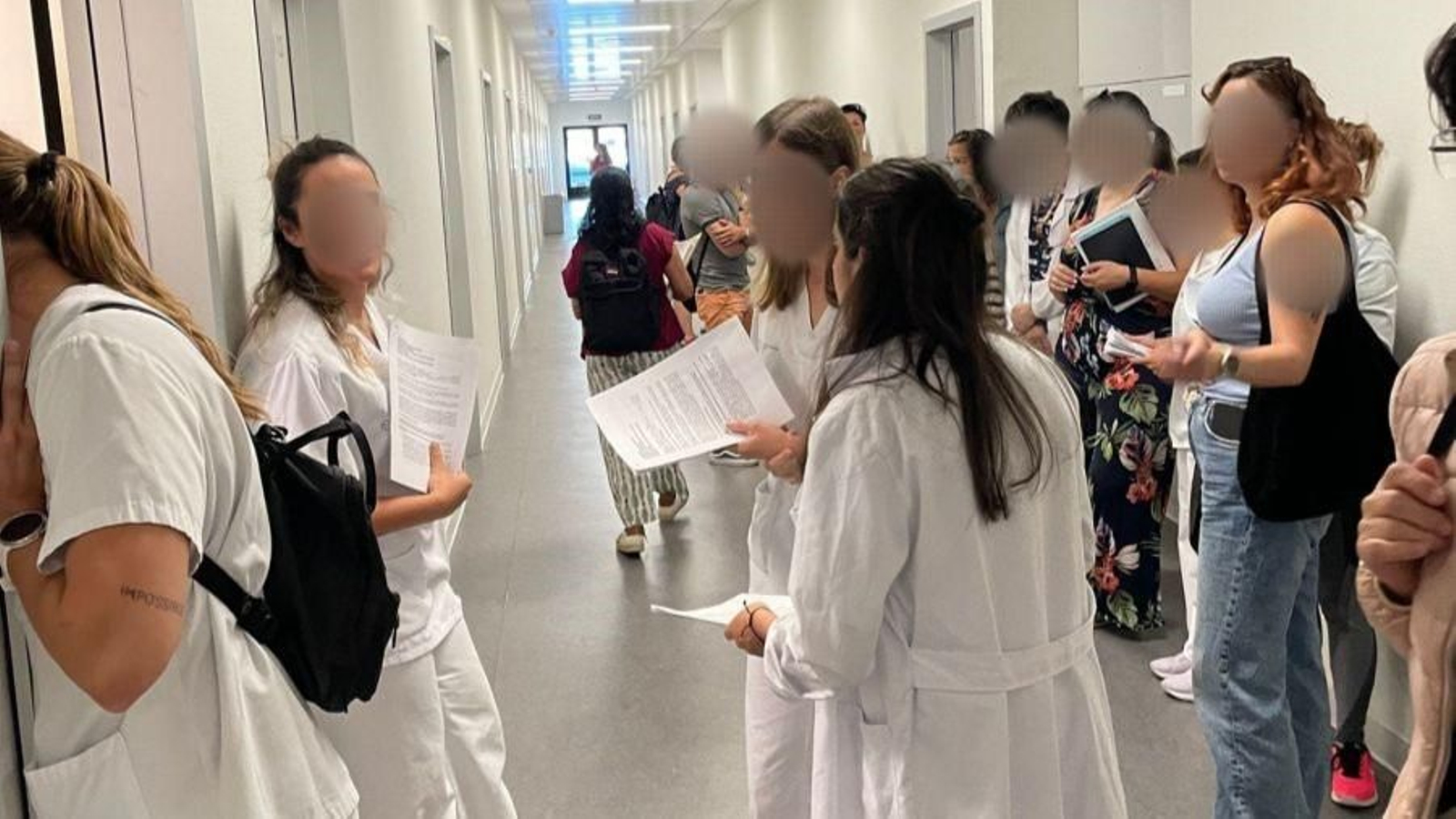 Las enfermeras presentaron por escrito sus demandas en el Cunqueiro el pasado viernes.