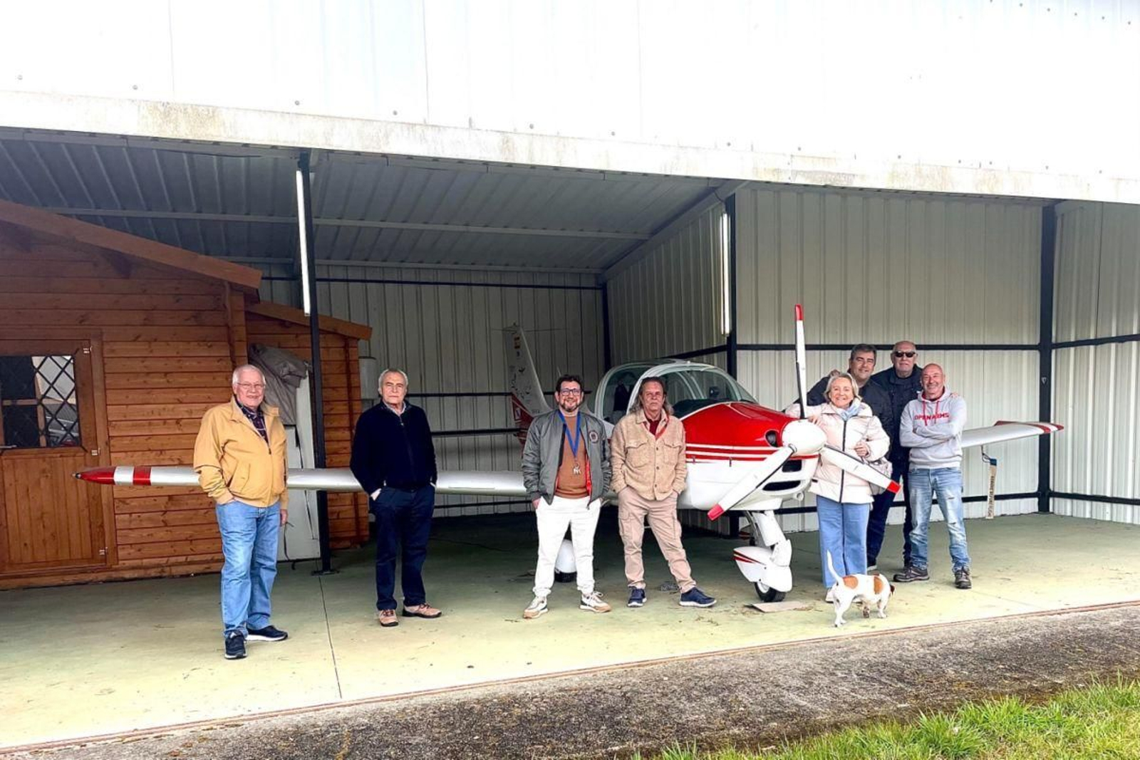 Usuarios del aeroclub al otro lado del Miño, con una avioneta. Todos en tierra a la espera de que haya una solución y puedan volver a la actividad normal.