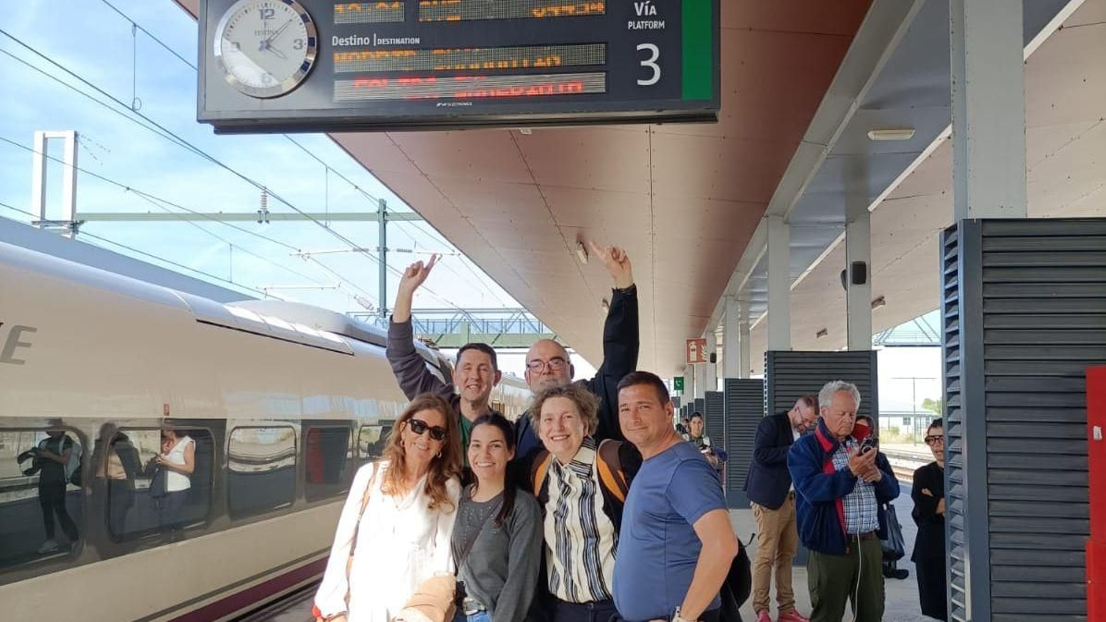 Javier Pérez (primero izq. arriba), señala el cartel de salida inminente junto con sus nuevos amigos en la estación de Zamora.