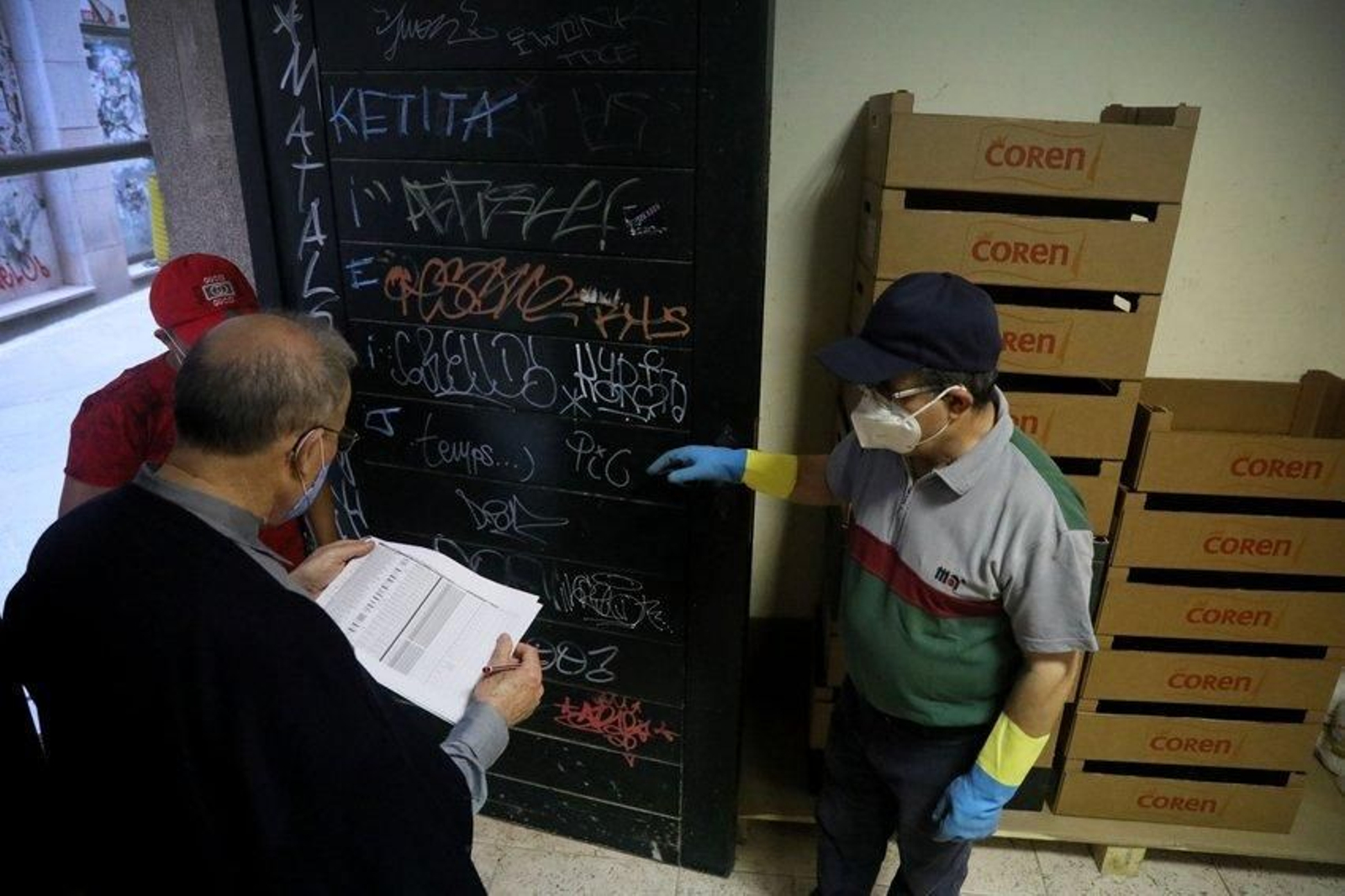 50 familias recogen alimentos en la parroquia de Santa Eufemia. Manuel Mera, párroco de Santa Eufemia.José Paz