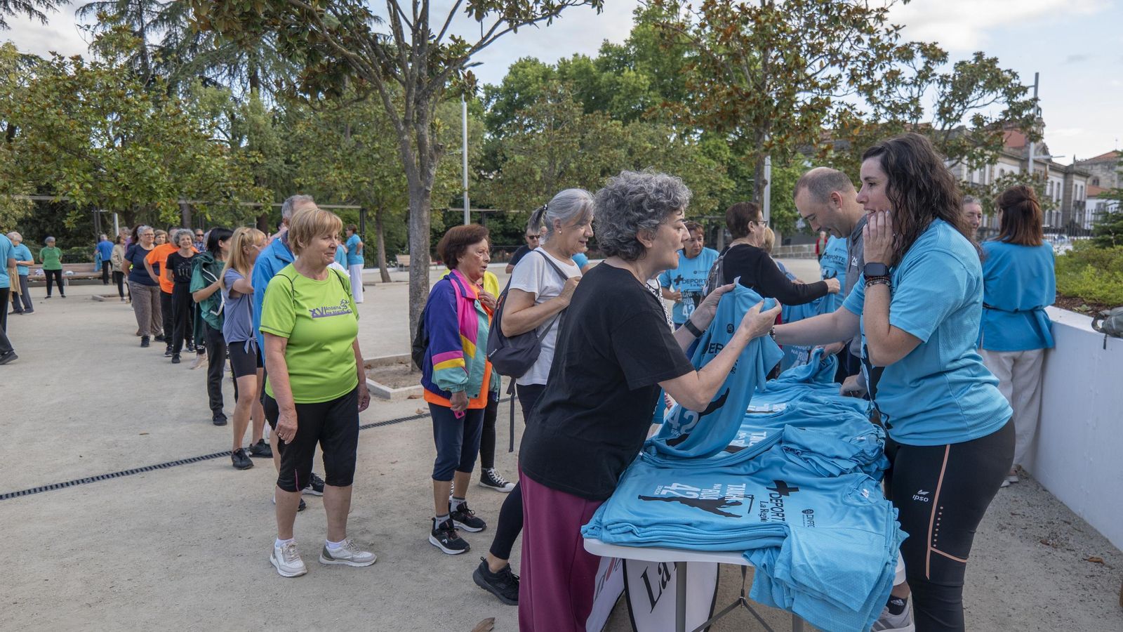 Largas colas para coger las codiciadas camisetas.
