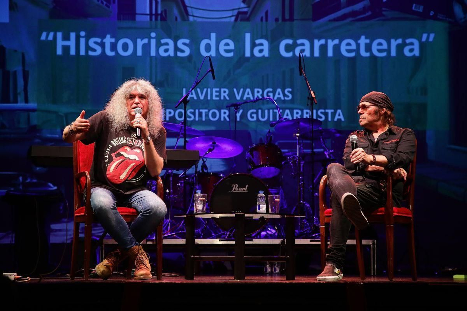 Mariano Muniesa interviene durante el coloquio del Foro La Región en el Teatro Principal, junto a Javier Vargas