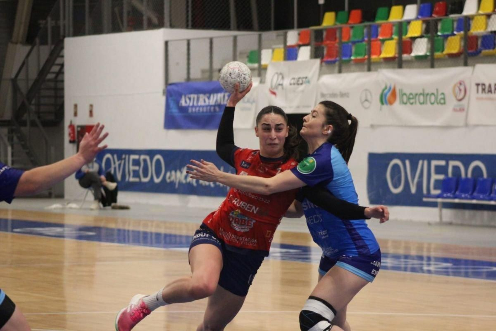 Aitana Santomé, que hizo tres goles, penetra entre la defensa local.