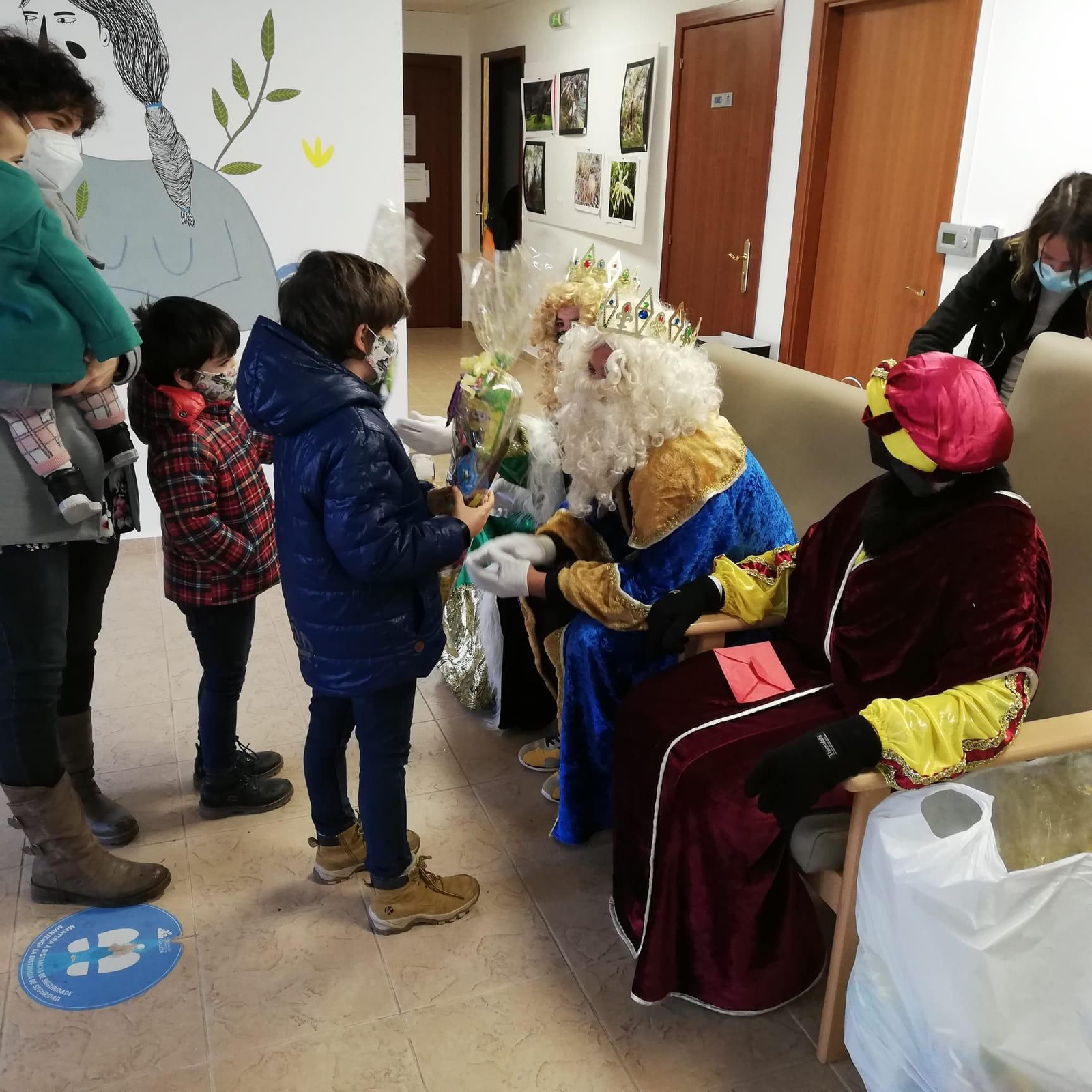 Los niños recibieron sus regalos en Riós.