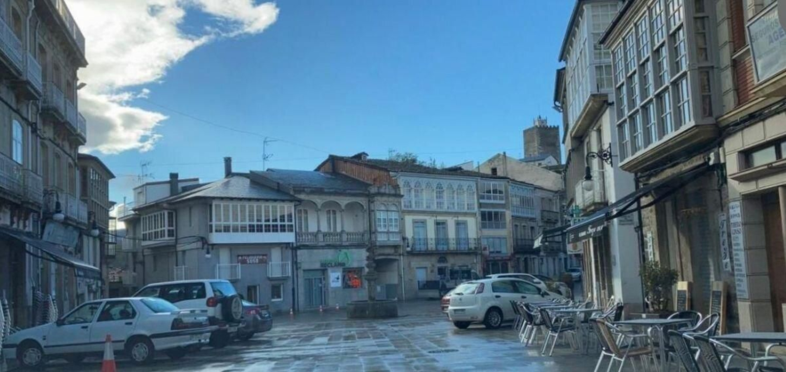 Plaza Mayor de Viana con vehículos estacionados.