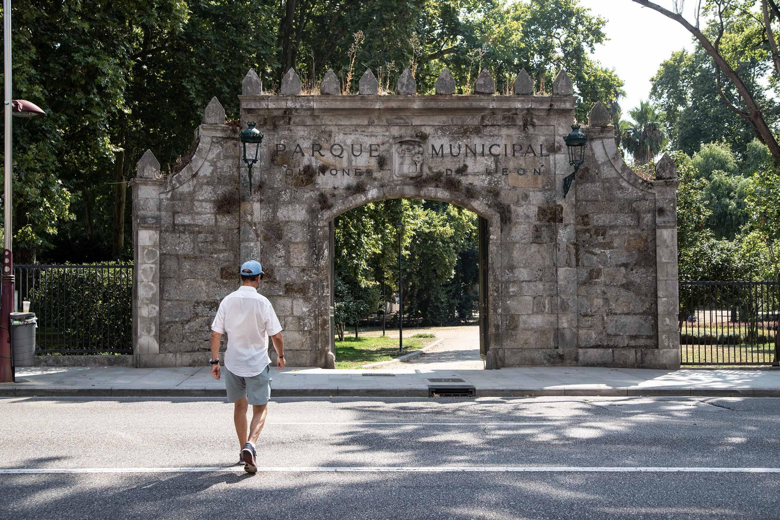 El nombre oficial del parque de Castrelos, indicado a la entrada, es Quiñones de León.
