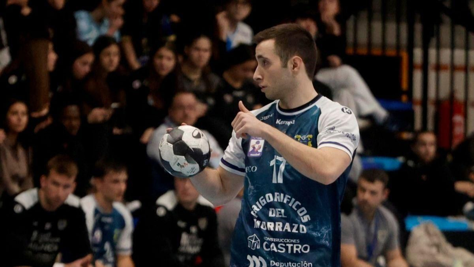 Manu Pérez, que ayer se quedó en un gol, maneja el balón en un partido anterior del Balonmán Cangas.