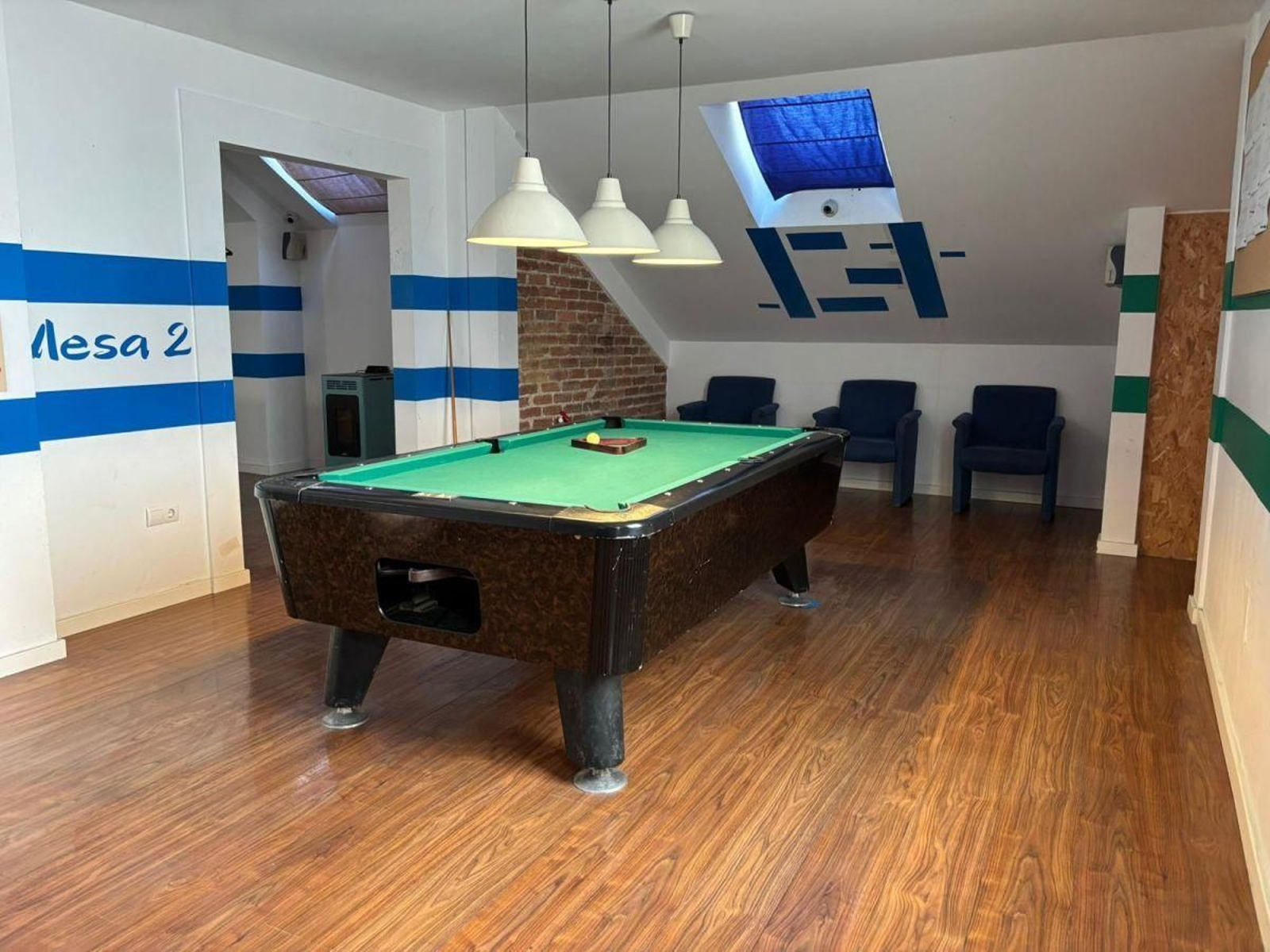 Mesa de billar disponible para socios.
