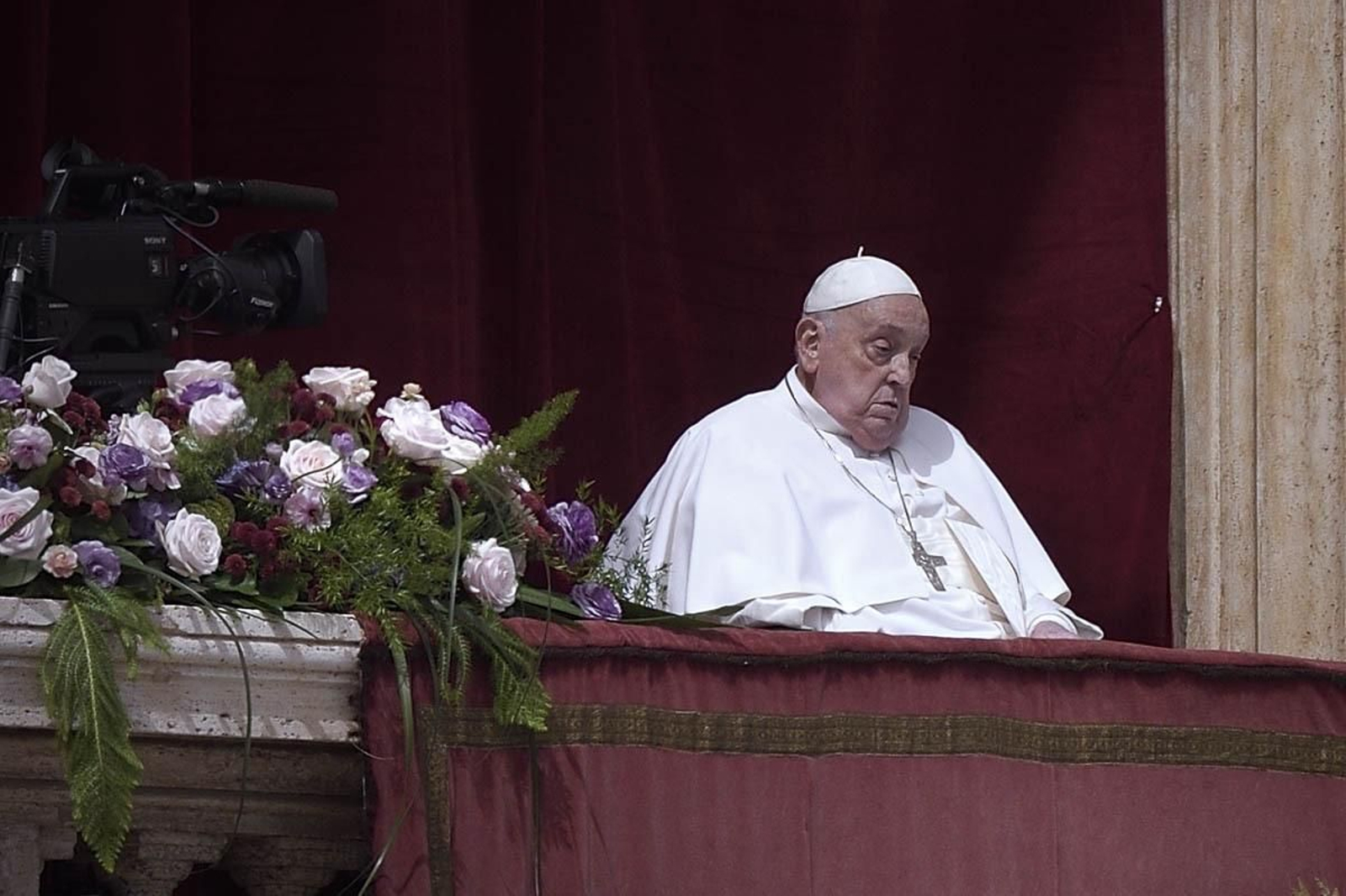 El Papa Francisco el domingo durante la impartición de la bendición 'Urbi et Orbi'.