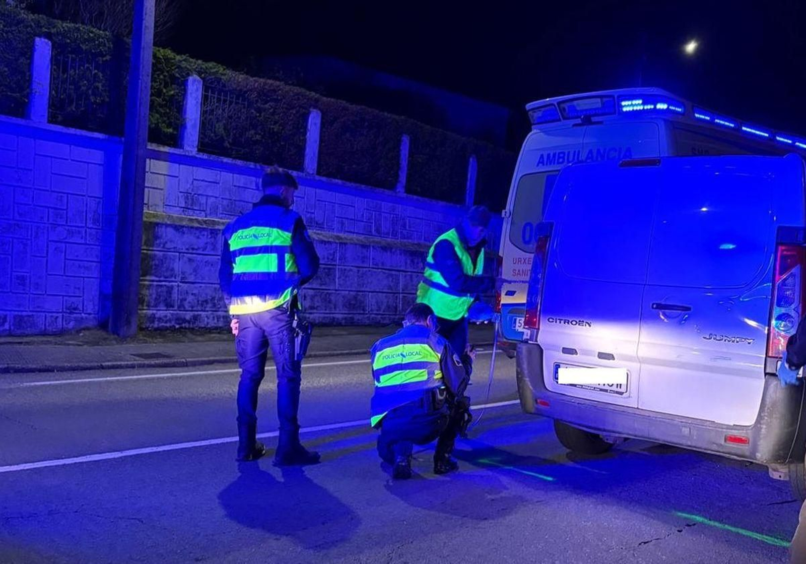 La Policía Local tomando medidas en el accidente mortal de la curva de Riós en noviembre.