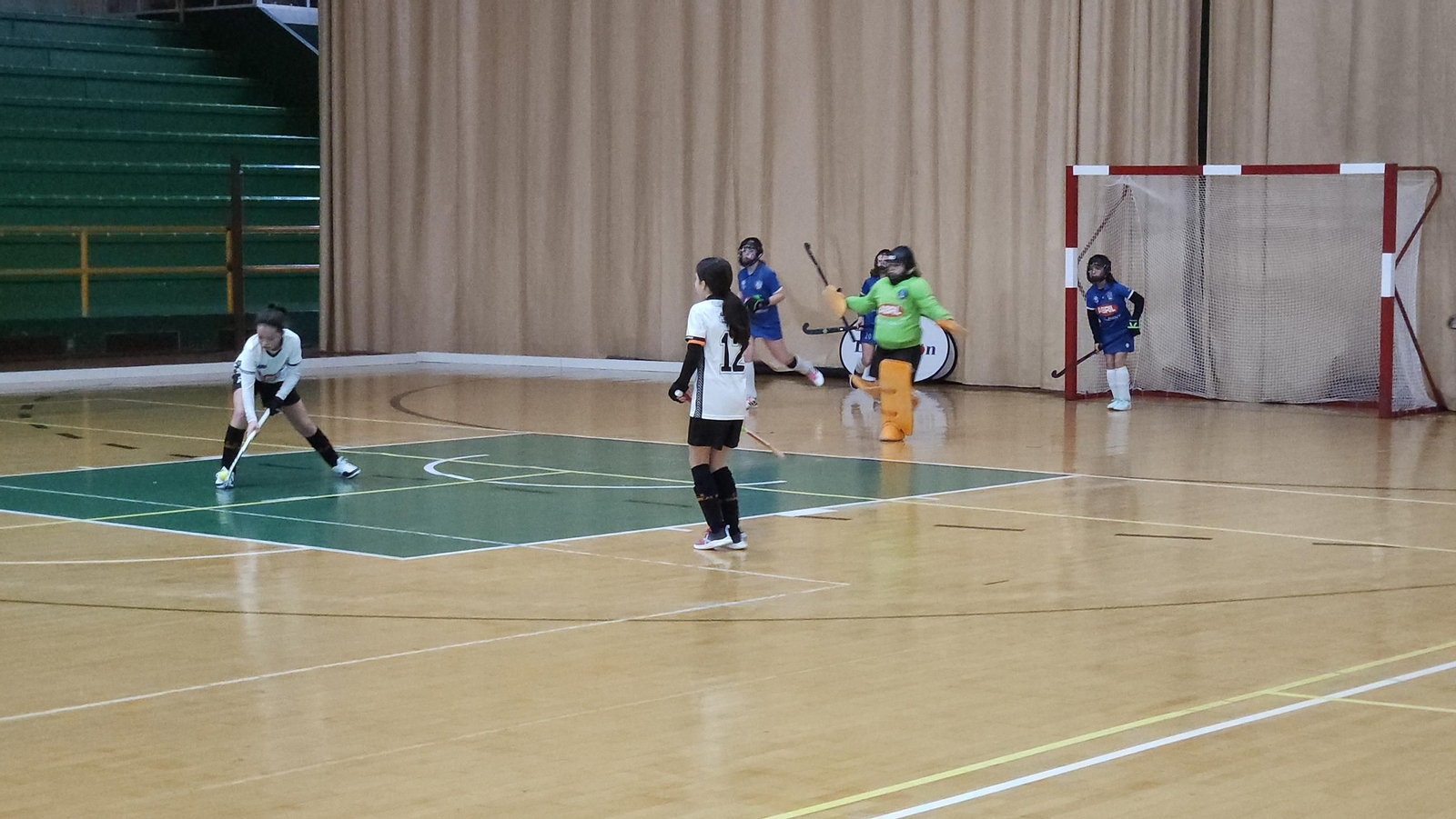 Galería | La cantera del hockey sala ourensano disfruta de una jornada de competición con +Deporte La Región