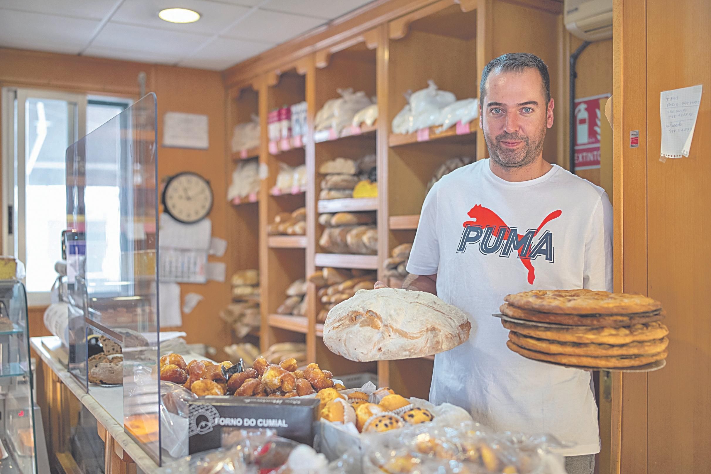 Manuel, gerente de O Forno do Cumial, con algunos de los productos que realizan en el obrador.