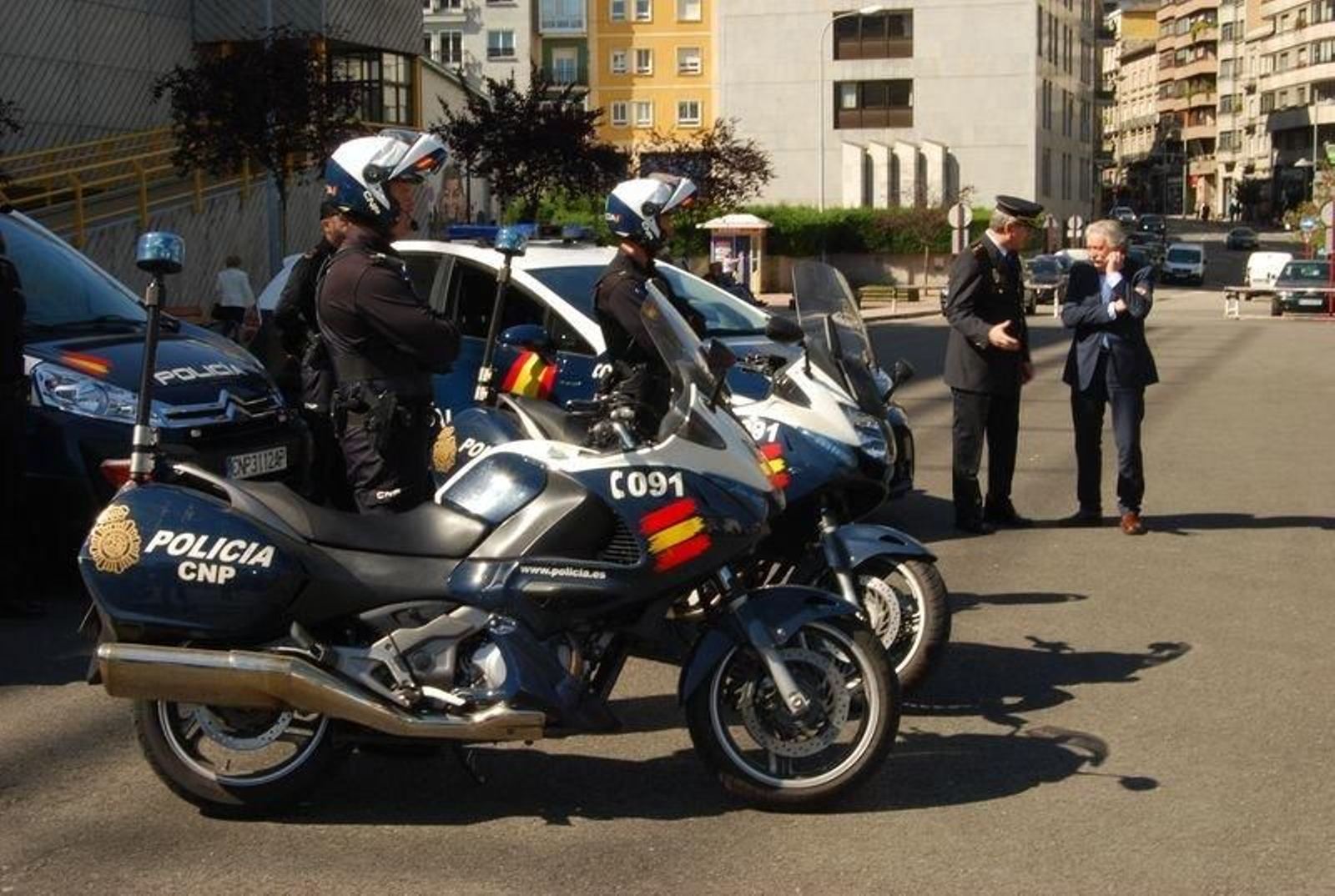 Dos policías nacionales custodian las nuevas motos. (LUIS EIRIZ)