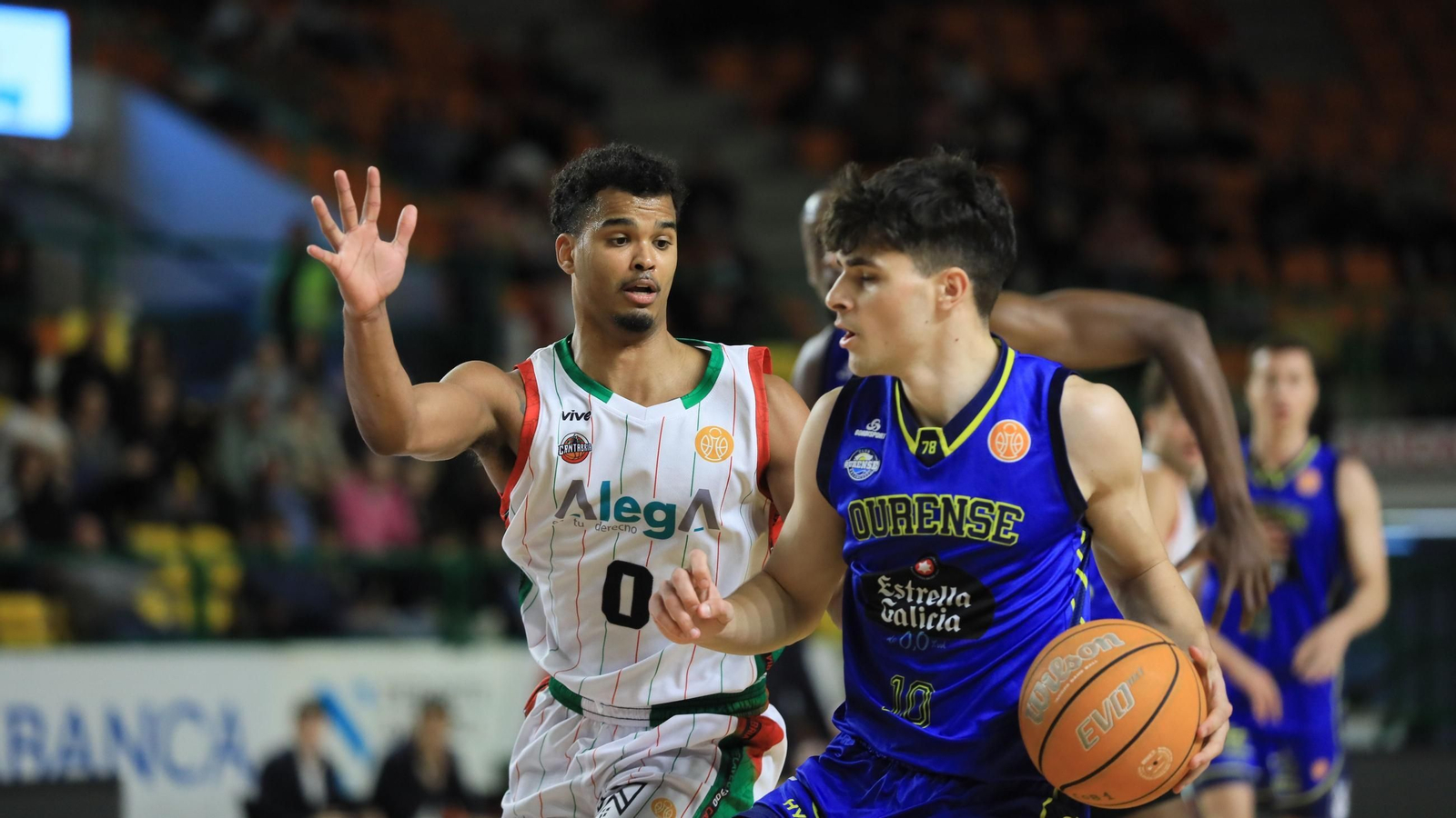 El ourensano Isaac Vázquez, con el balón