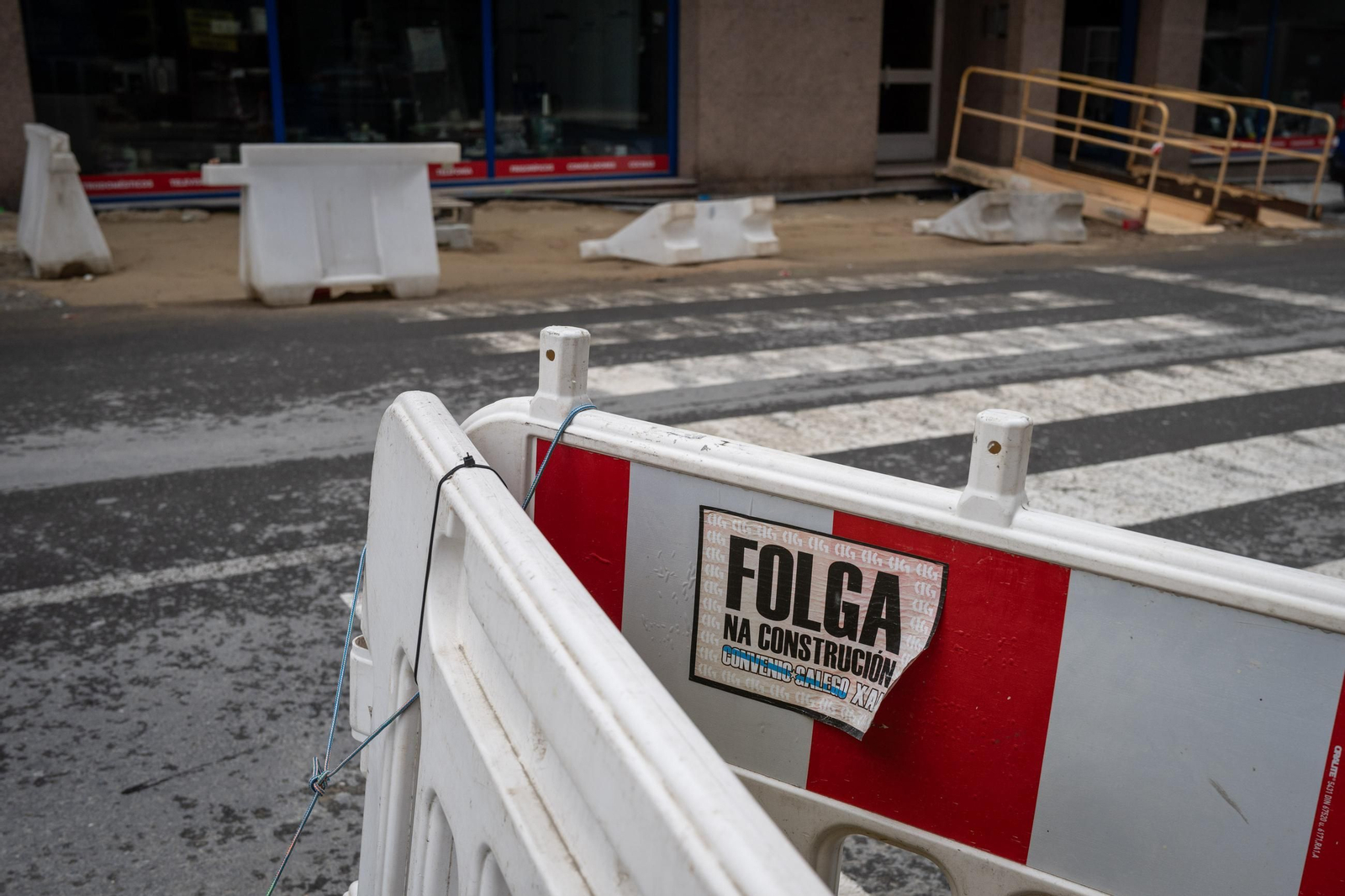 Galería | Así se encuentra la Avenida de Portugal tras la paralización de las obras por impagos del Concello de Ourense